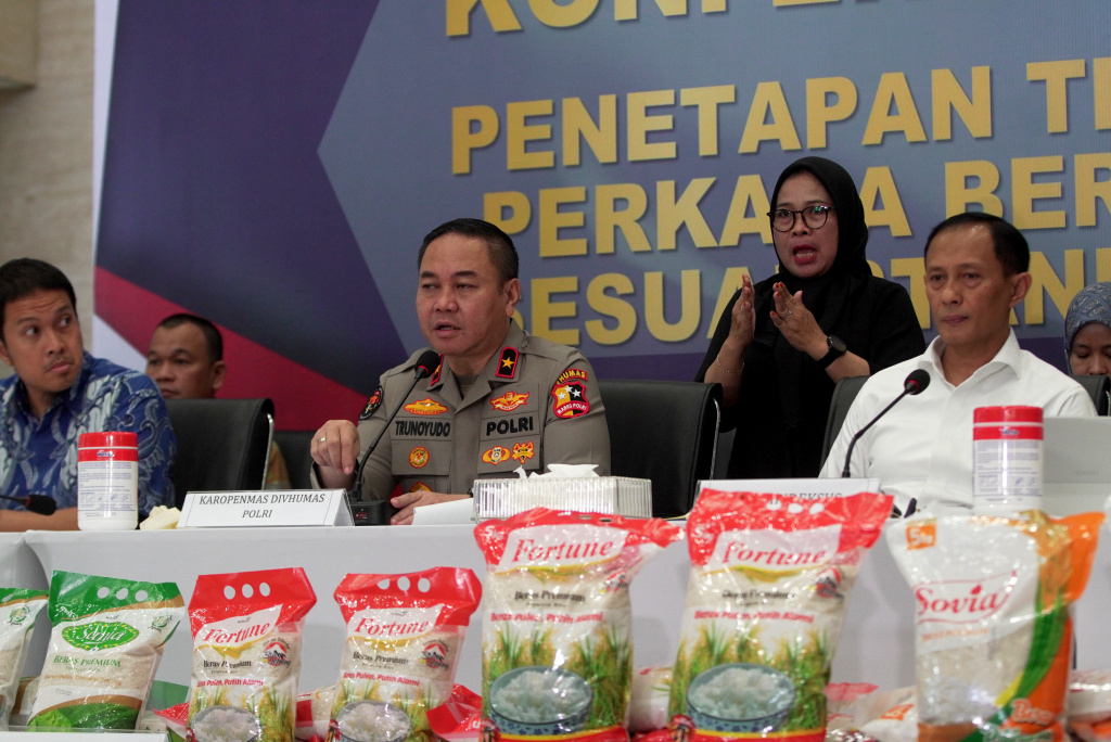 Perkembangan kasus Beras Tidak Sesuai Standar Mutu Kepala Satgas Pangan Polri /Direktur Tindak Pidana Ekonomi Khusus (Dittipideksus) Bareskrim Polri Brigjen Pol. Helfi Assegaf (tengah) bersama Karo Penmas Divhumas Polri Brigjen Pol. Trunoyudo Wisnu Andiko (kiri) dan Inspektur Investigasi Inspektorat Jenderal Kementerian Pertanian Kurniawan Affandi (kanan) menunjukkan barang bukti usai menyampaikan konferensi pers perkembangan kasus beras tidak sesuai standar mutu di Gedung Bareskrim, Mabes Polri, Jakarta, Selasa (5/8/2025). (Beritanasional.com/Oke Atmaja)