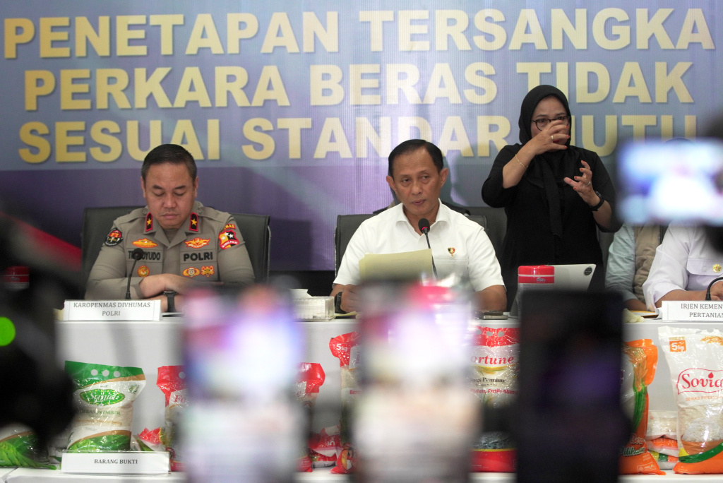 Perkembangan kasus Beras Tidak Sesuai Standar Mutu Kepala Satgas Pangan Polri /Direktur Tindak Pidana Ekonomi Khusus (Dittipideksus) Bareskrim Polri Brigjen Pol. Helfi Assegaf (tengah) bersama Karo Penmas Divhumas Polri Brigjen Pol. Trunoyudo Wisnu Andiko (kiri) dan Inspektur Investigasi Inspektorat Jenderal Kementerian Pertanian Kurniawan Affandi (kanan) menunjukkan barang bukti usai menyampaikan konferensi pers perkembangan kasus beras tidak sesuai standar mutu di Gedung Bareskrim, Mabes Polri, Jakarta, Selasa (5/8/2025). (Beritanasional.com/Oke Atmaja)