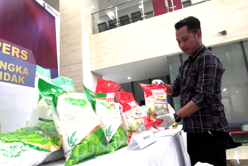 Perkembangan kasus Beras Tidak Sesuai Standar Mutu Kepala Satgas Pangan Polri /Direktur Tindak Pidana Ekonomi Khusus (Dittipideksus) Bareskrim Polri Brigjen Pol. Helfi Assegaf (tengah) bersama Karo Penmas Divhumas Polri Brigjen Pol. Trunoyudo Wisnu Andiko (kiri) dan Inspektur Investigasi Inspektorat Jenderal Kementerian Pertanian Kurniawan Affandi (kanan) menunjukkan barang bukti usai menyampaikan konferensi pers perkembangan kasus beras tidak sesuai standar mutu di Gedung Bareskrim, Mabes Polri, Jakarta, Selasa (5/8/2025). (Beritanasional.com/Oke Atmaja)