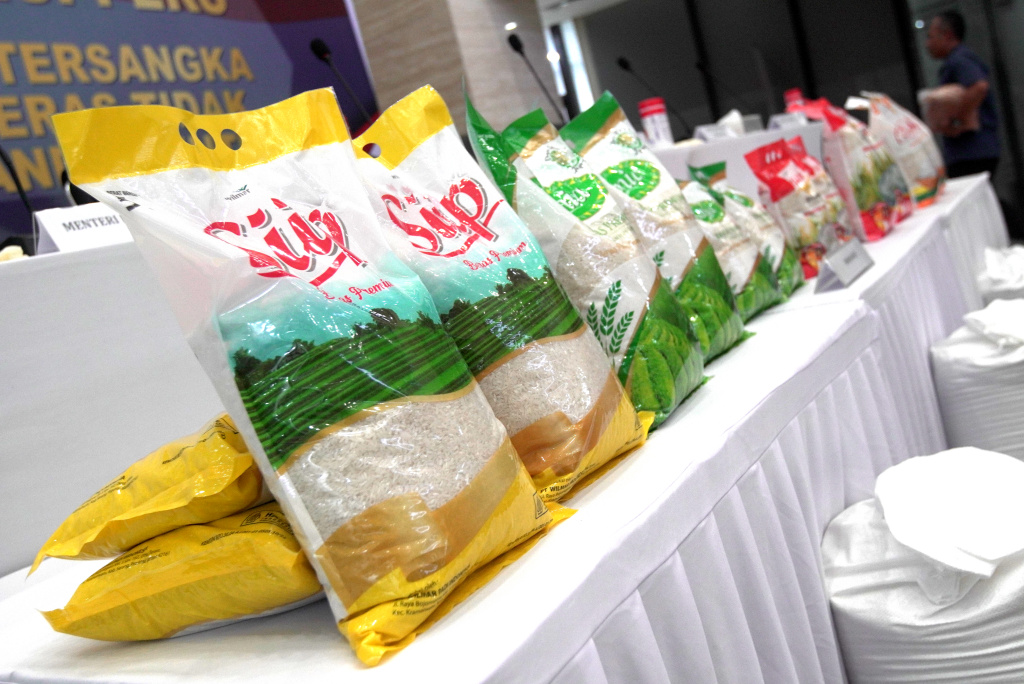 Perkembangan kasus Beras Tidak Sesuai Standar Mutu Kepala Satgas Pangan Polri /Direktur Tindak Pidana Ekonomi Khusus (Dittipideksus) Bareskrim Polri Brigjen Pol. Helfi Assegaf (tengah) bersama Karo Penmas Divhumas Polri Brigjen Pol. Trunoyudo Wisnu Andiko (kiri) dan Inspektur Investigasi Inspektorat Jenderal Kementerian Pertanian Kurniawan Affandi (kanan) menunjukkan barang bukti usai menyampaikan konferensi pers perkembangan kasus beras tidak sesuai standar mutu di Gedung Bareskrim, Mabes Polri, Jakarta, Selasa (5/8/2025). (Beritanasional.com/Oke Atmaja)