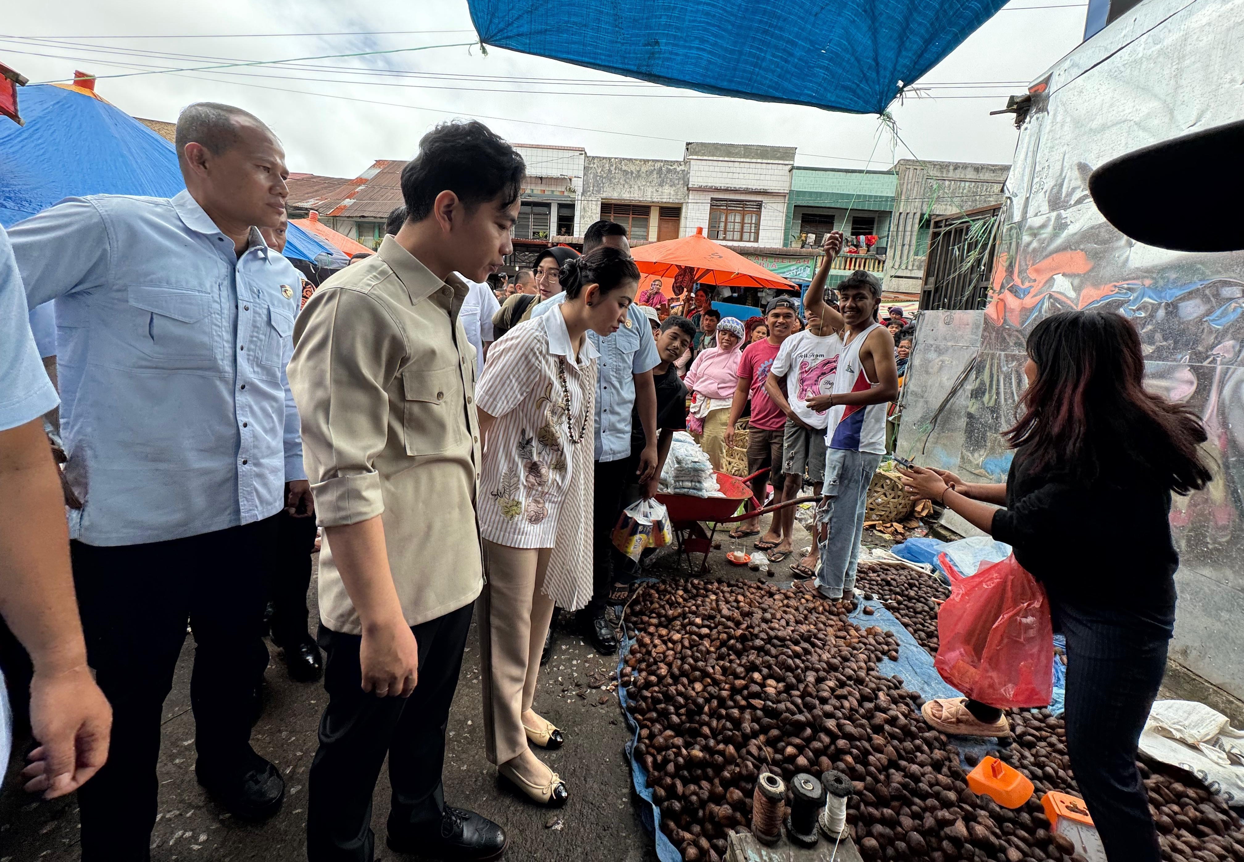 Perkuat Ekonomi Rakyat, Wapres Tinjau Pasar Tradisional Dolok Sanggul Wakil Presiden (Wapres) Gibran Rakabuming meninjau Pasar Dolok Sanggul di Kabupaten Humbang Hasundutan, Sumatra Utara. (BeritaNasional/Elvis Sendouw/HO Setwapres)
