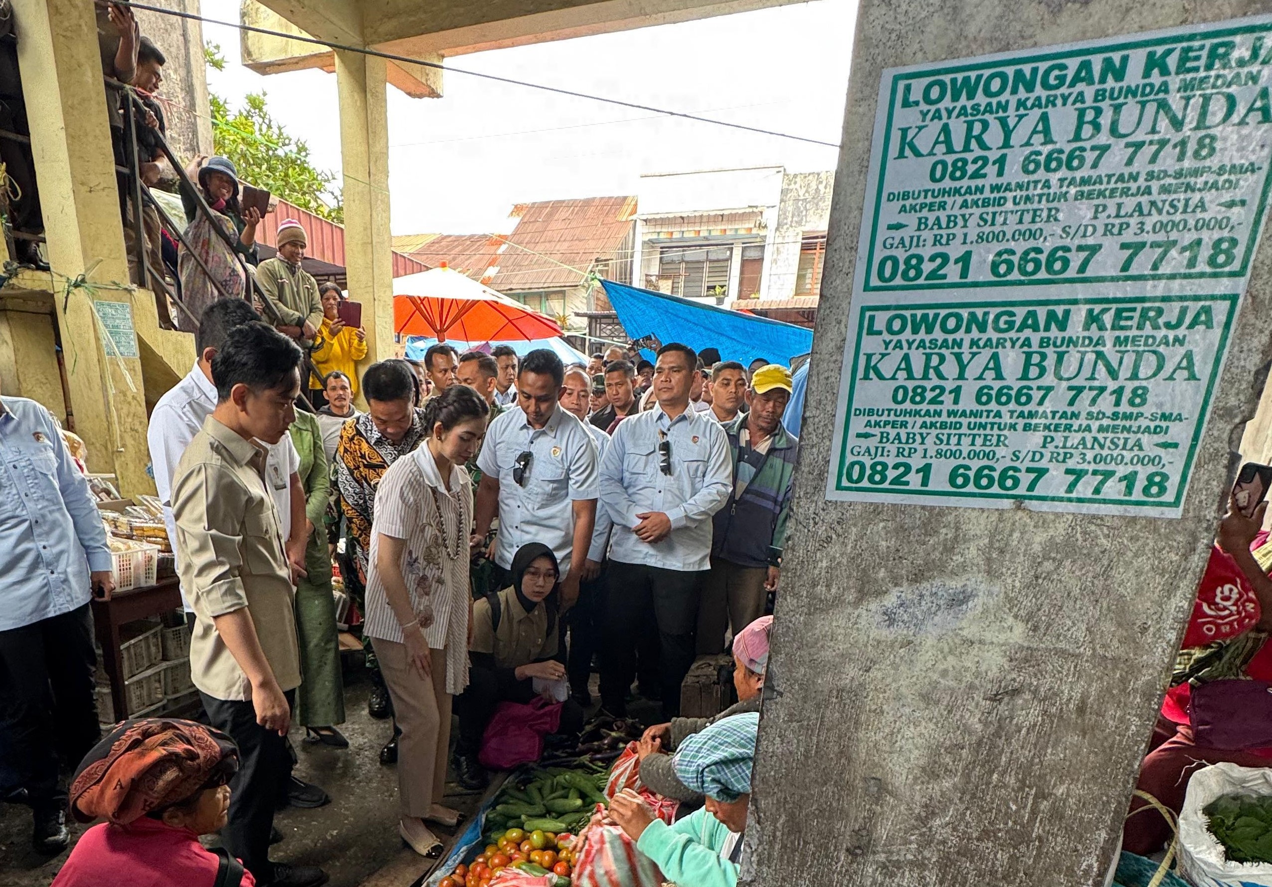 Perkuat Ekonomi Rakyat, Wapres Tinjau Pasar Tradisional Dolok Sanggul Wakil Presiden (Wapres) Gibran Rakabuming meninjau Pasar Dolok Sanggul di Kabupaten Humbang Hasundutan, Sumatra Utara. (BeritaNasional/Elvis Sendouw/HO Setwapres)