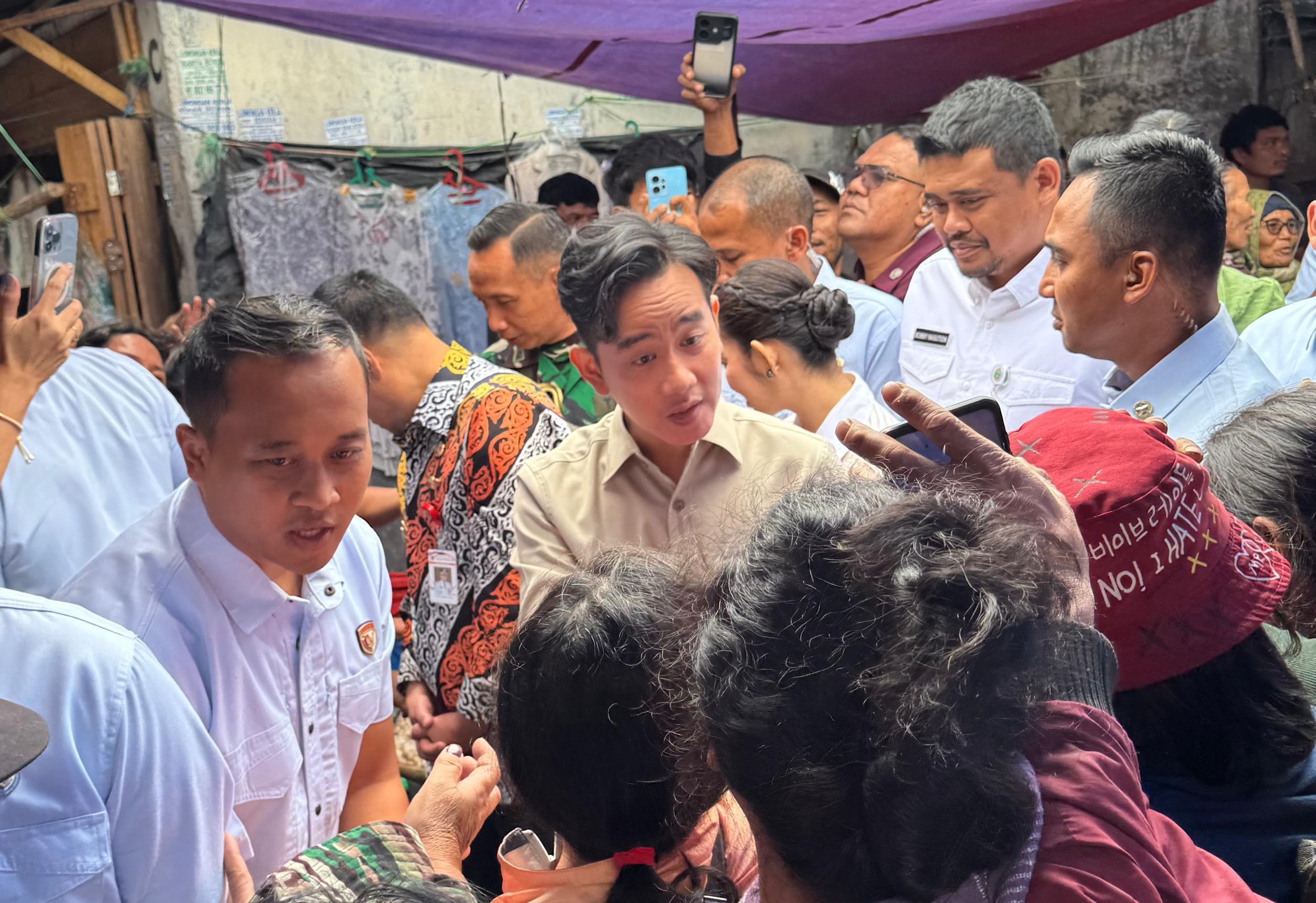 Perkuat Ekonomi Rakyat, Wapres Tinjau Pasar Tradisional Dolok Sanggul Wakil Presiden (Wapres) Gibran Rakabuming meninjau Pasar Dolok Sanggul di Kabupaten Humbang Hasundutan, Sumatra Utara. (BeritaNasional/Elvis Sendouw/HO Setwapres)