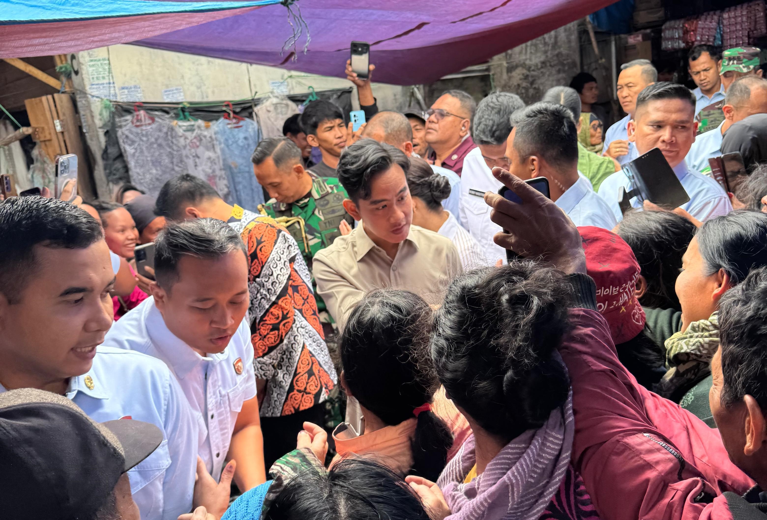 Perkuat Ekonomi Rakyat, Wapres Tinjau Pasar Tradisional Dolok Sanggul Wakil Presiden (Wapres) Gibran Rakabuming meninjau Pasar Dolok Sanggul di Kabupaten Humbang Hasundutan, Sumatra Utara. (BeritaNasional/Elvis Sendouw/HO Setwapres)