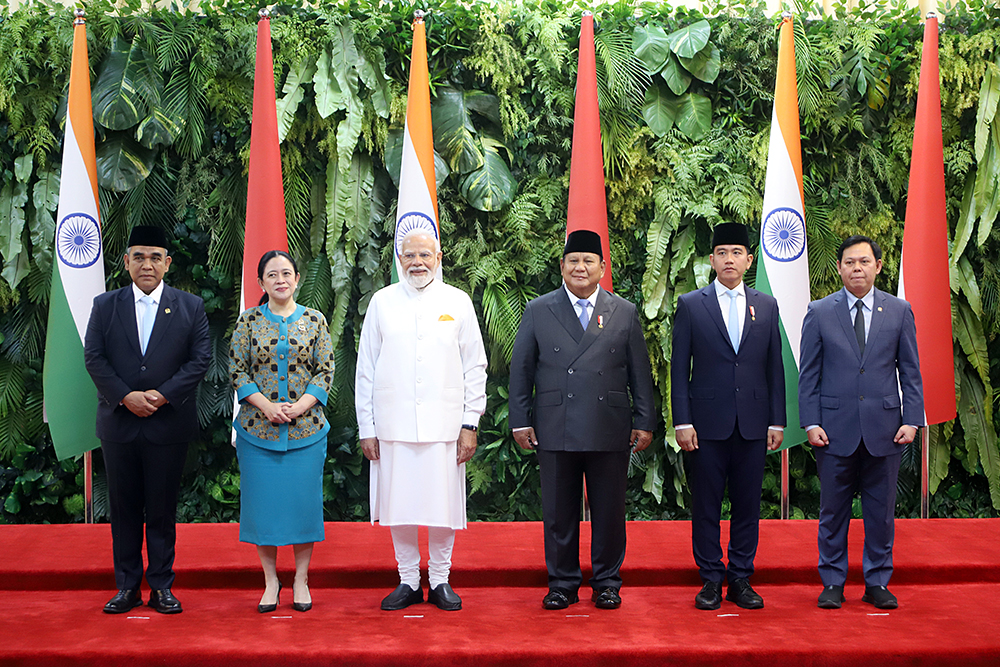 Pimpinan MPR/DPR/DPD Republik Indonesia bersama Presiden dan Wakil Presiden RI menerima kunjungan Perdana Menteri India di Kompleks Parlemen, Senayan, Jakarta. (BeritaNasional/Elvis Sendouw)
