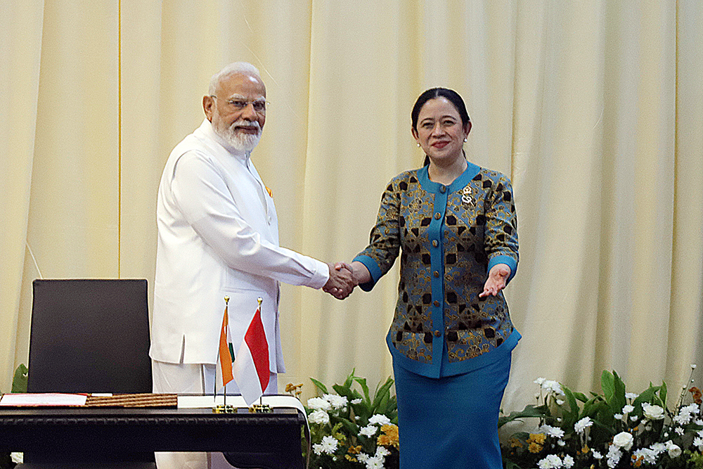 Pimpinan MPR/DPR/DPD Republik Indonesia bersama Presiden dan Wakil Presiden RI menerima kunjungan Perdana Menteri India di Kompleks Parlemen, Senayan, Jakarta. (BeritaNasional/Elvis Sendouw)