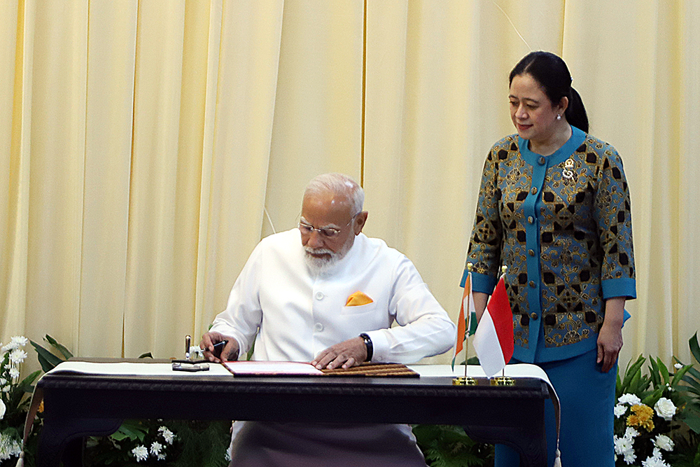 Pimpinan MPR/DPR/DPD Republik Indonesia bersama Presiden dan Wakil Presiden RI menerima kunjungan Perdana Menteri India di Kompleks Parlemen, Senayan, Jakarta. (BeritaNasional/Elvis Sendouw)