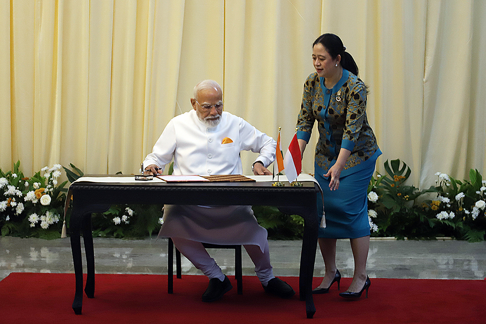 Pimpinan MPR/DPR/DPD Republik Indonesia bersama Presiden dan Wakil Presiden RI menerima kunjungan Perdana Menteri India di Kompleks Parlemen, Senayan, Jakarta. (BeritaNasional/Elvis Sendouw)