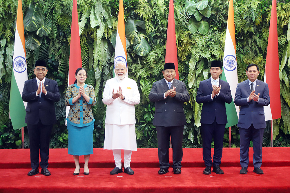 Pimpinan MPR/DPR/DPD Republik Indonesia bersama Presiden dan Wakil Presiden RI menerima kunjungan Perdana Menteri India di Kompleks Parlemen, Senayan, Jakarta. (BeritaNasional/Elvis Sendouw)