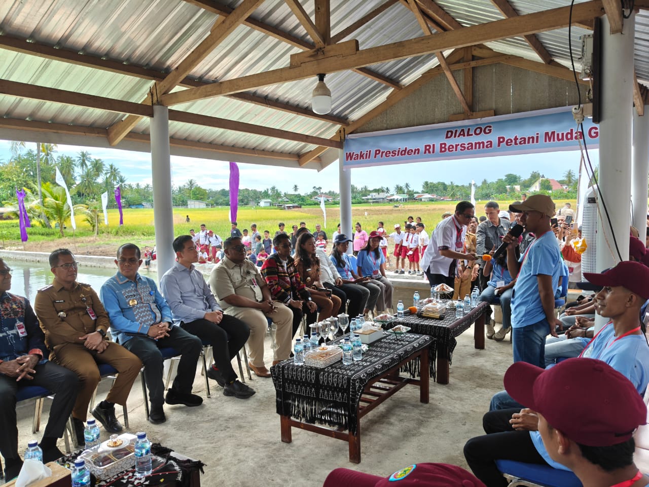 Wakil Presiden (Wapres) Gibran Rakabuming mengunjungi Agroeduwisata GMIT (Gereja Masehi Injili di Timor) Tarus di Desa Mata Air, Kabupaten Kupang, Nusa Tenggara Timur. (BeritaNasional/Elvis/HO Setwapres)
