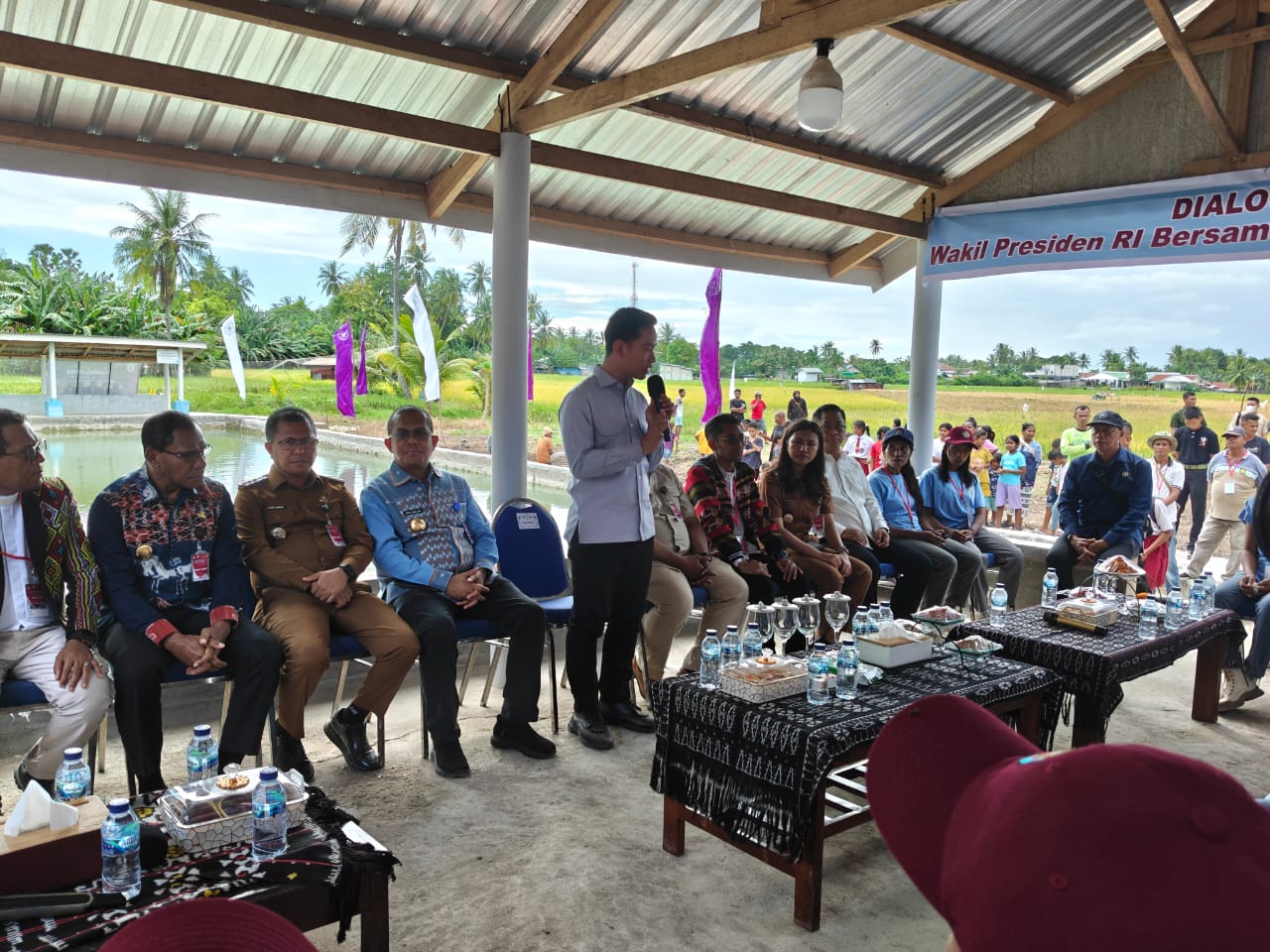 Wakil Presiden (Wapres) Gibran Rakabuming mengunjungi Agroeduwisata GMIT (Gereja Masehi Injili di Timor) Tarus di Desa Mata Air, Kabupaten Kupang, Nusa Tenggara Timur. (BeritaNasional/Elvis/HO Setwapres)