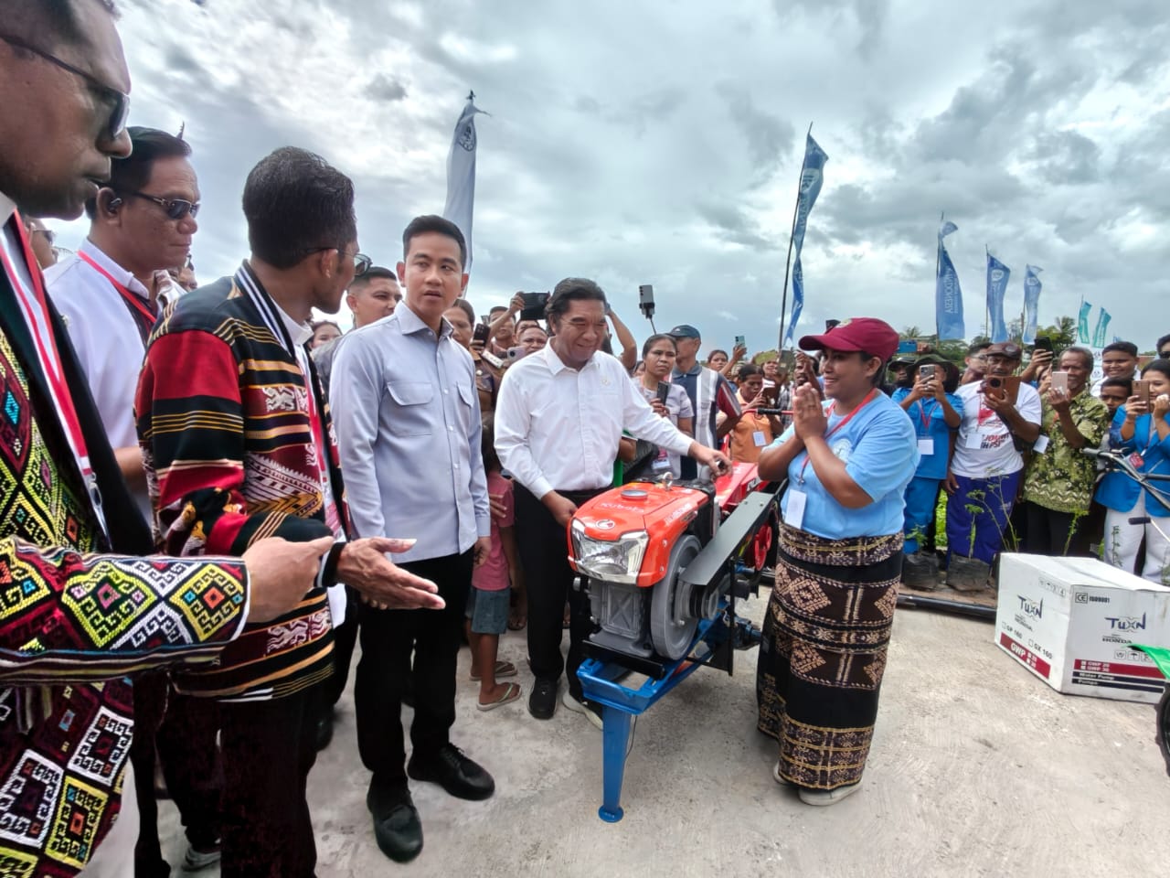 Wakil Presiden (Wapres) Gibran Rakabuming mengunjungi Agroeduwisata GMIT (Gereja Masehi Injili di Timor) Tarus di Desa Mata Air, Kabupaten Kupang, Nusa Tenggara Timur. (BeritaNasional/Elvis/HO Setwapres)