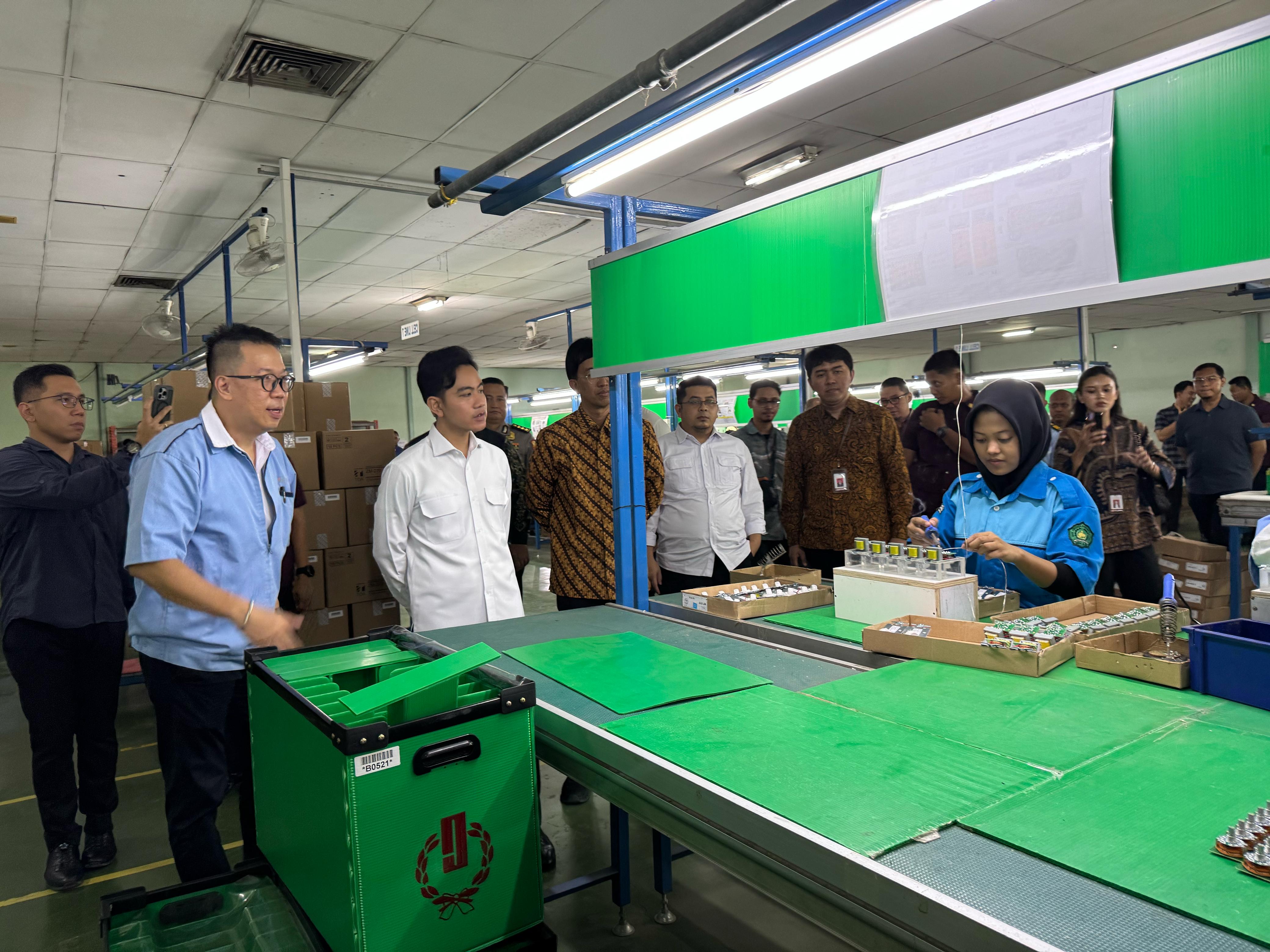 Perkuat Kemandirian Ekonomi Melalui Penguatan Industri Dalam Negeri, Wapres Tinjau Pabrik Elektronika di Cikarang Kunjungan Wapres Gibran Rakabuming ke pabrik elektronika PT Pembina Galindra Electric Co. di Kawasan Bekasi International Industrial Estate (BIIE) Jawa Barat. (BeritaNasional/Elvis Sendouw/HO Setwapres)