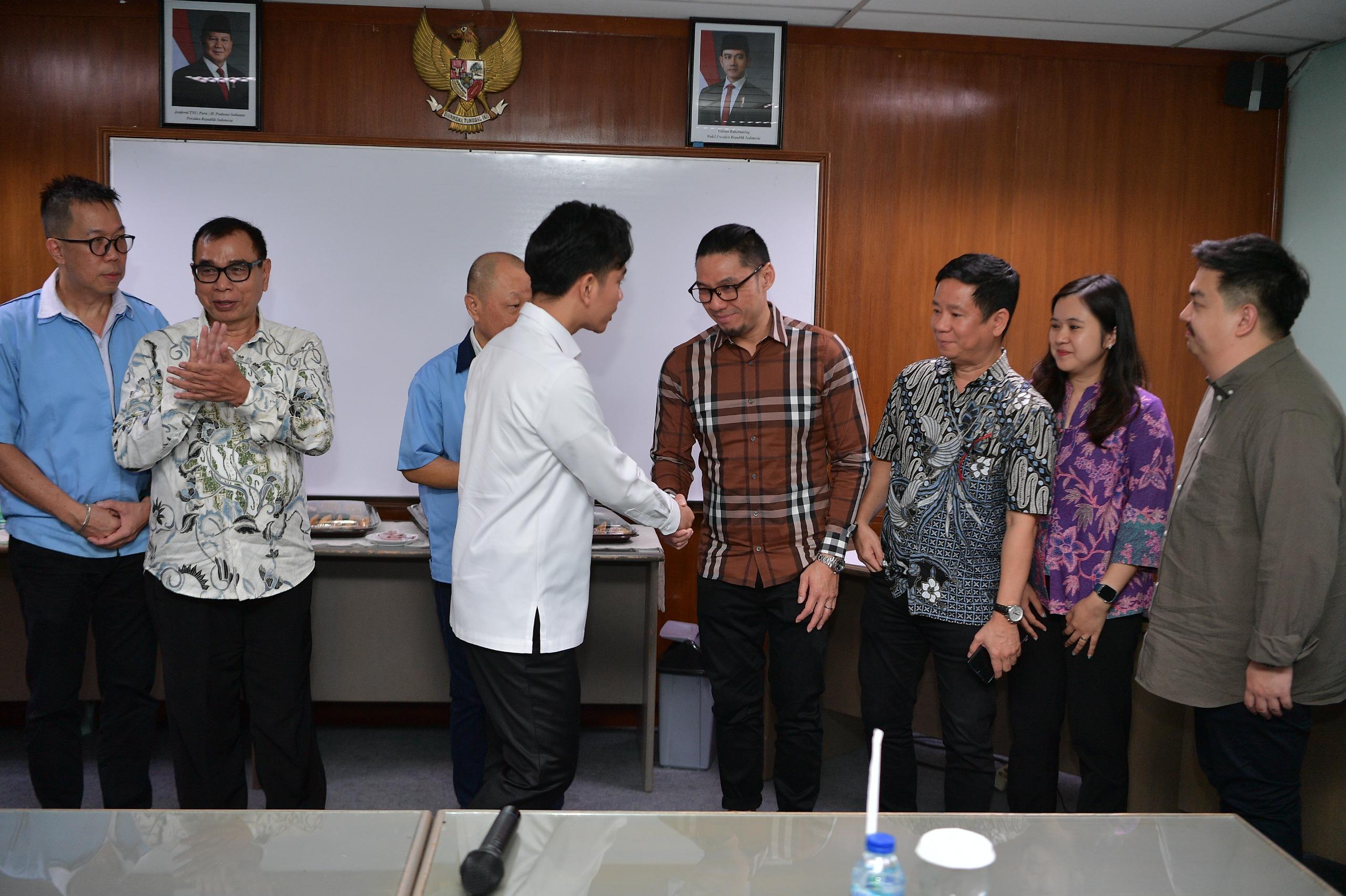 Perkuat Kemandirian Ekonomi Melalui Penguatan Industri Dalam Negeri, Wapres Tinjau Pabrik Elektronika di Cikarang Kunjungan Wapres Gibran Rakabuming ke pabrik elektronika PT Pembina Galindra Electric Co. di Kawasan Bekasi International Industrial Estate (BIIE) Jawa Barat. (BeritaNasional/Elvis Sendouw/HO Setwapres)