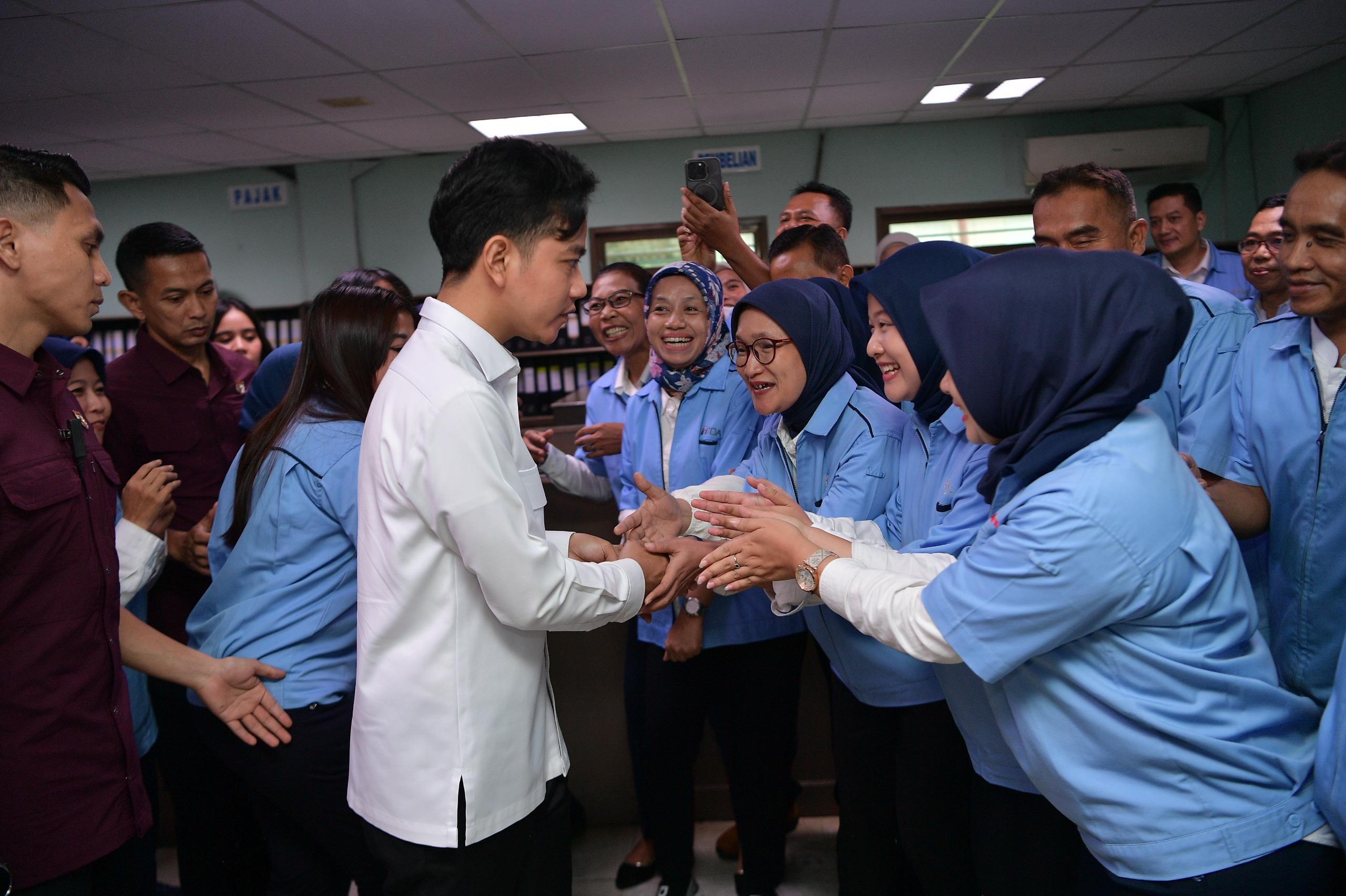 Perkuat Kemandirian Ekonomi Melalui Penguatan Industri Dalam Negeri, Wapres Tinjau Pabrik Elektronika di Cikarang Kunjungan Wapres Gibran Rakabuming ke pabrik elektronika PT Pembina Galindra Electric Co. di Kawasan Bekasi International Industrial Estate (BIIE) Jawa Barat. (BeritaNasional/Elvis Sendouw/HO Setwapres)