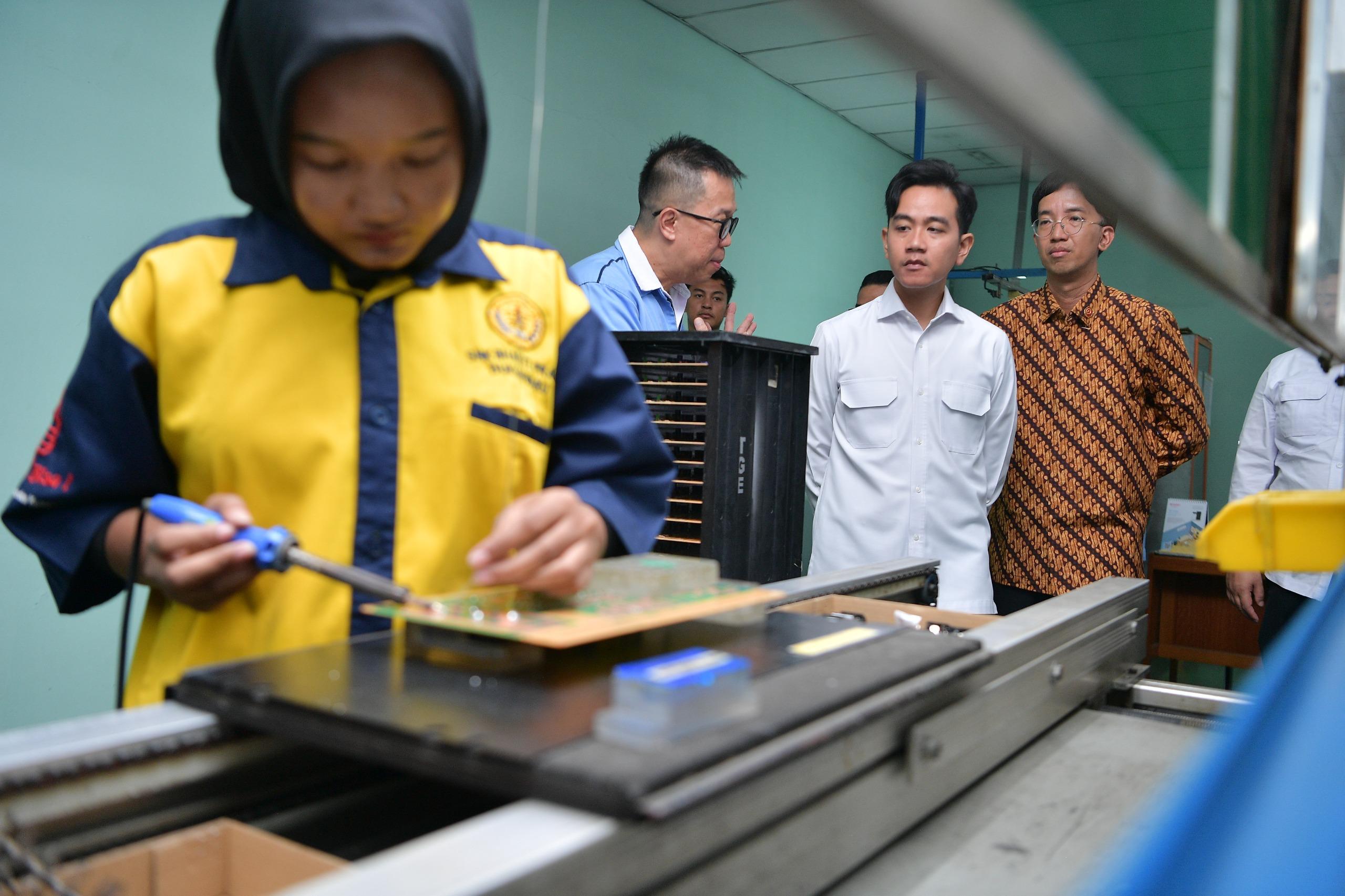 Perkuat Kemandirian Ekonomi Melalui Penguatan Industri Dalam Negeri, Wapres Tinjau Pabrik Elektronika di Cikarang Kunjungan Wapres Gibran Rakabuming ke pabrik elektronika PT Pembina Galindra Electric Co. di Kawasan Bekasi International Industrial Estate (BIIE) Jawa Barat. (BeritaNasional/Elvis Sendouw/HO Setwapres)