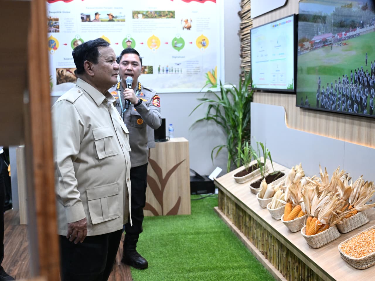 Presiden Prabowo turun langsung ke area panen dan bahkan mengendarai sendiri kendaraan traktor jenis Combine Corn Harvester untuk memanen jagung. (BeritaNasional/Elvis/HO Biro Istana/Kris)