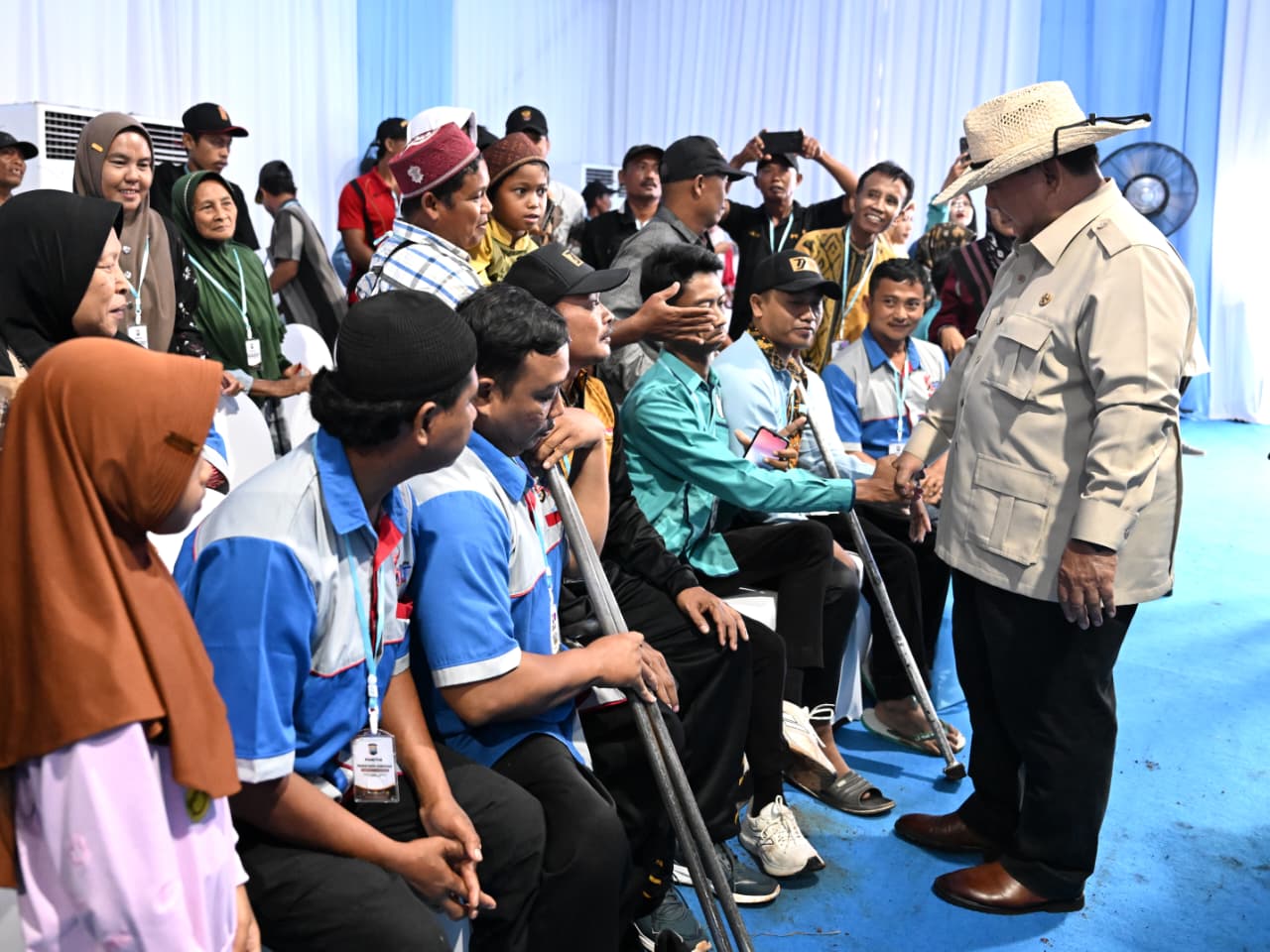 Presiden Prabowo turun langsung ke area panen dan bahkan mengendarai sendiri kendaraan traktor jenis Combine Corn Harvester untuk memanen jagung. (BeritaNasional/Elvis/HO Biro Istana/Kris)