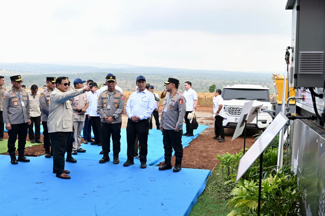 Presiden Prabowo turun langsung ke area panen dan bahkan mengendarai sendiri kendaraan traktor jenis Combine Corn Harvester untuk memanen jagung. (BeritaNasional/Elvis/HO Biro Istana/Kris)