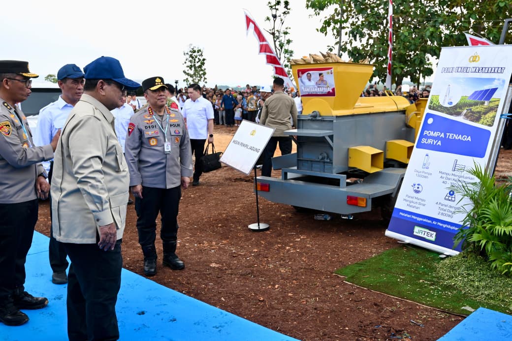Presiden Prabowo turun langsung ke area panen dan bahkan mengendarai sendiri kendaraan traktor jenis Combine Corn Harvester untuk memanen jagung. (BeritaNasional/Elvis/HO Biro Istana/Kris)