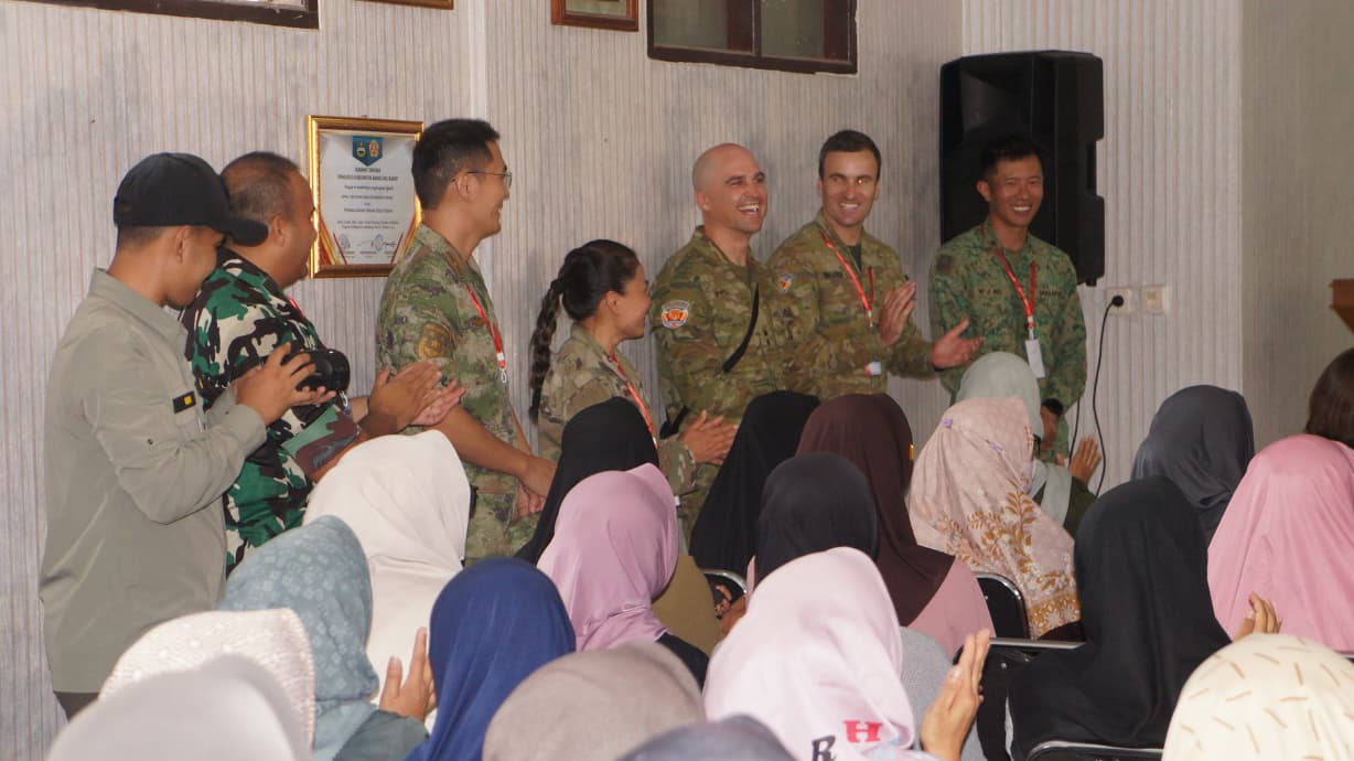 Komandan Seskoad Mayjen TNI Dr. Agustinus Purboyo, S.I.P., M.Tr.(Han). meninjau pelaksanaan Kuliah Kerja Lapangan (KKL) Wilayah Pertahanan, Bandung Barat. (BeritaNasional/Elvis/HO Dispenad)