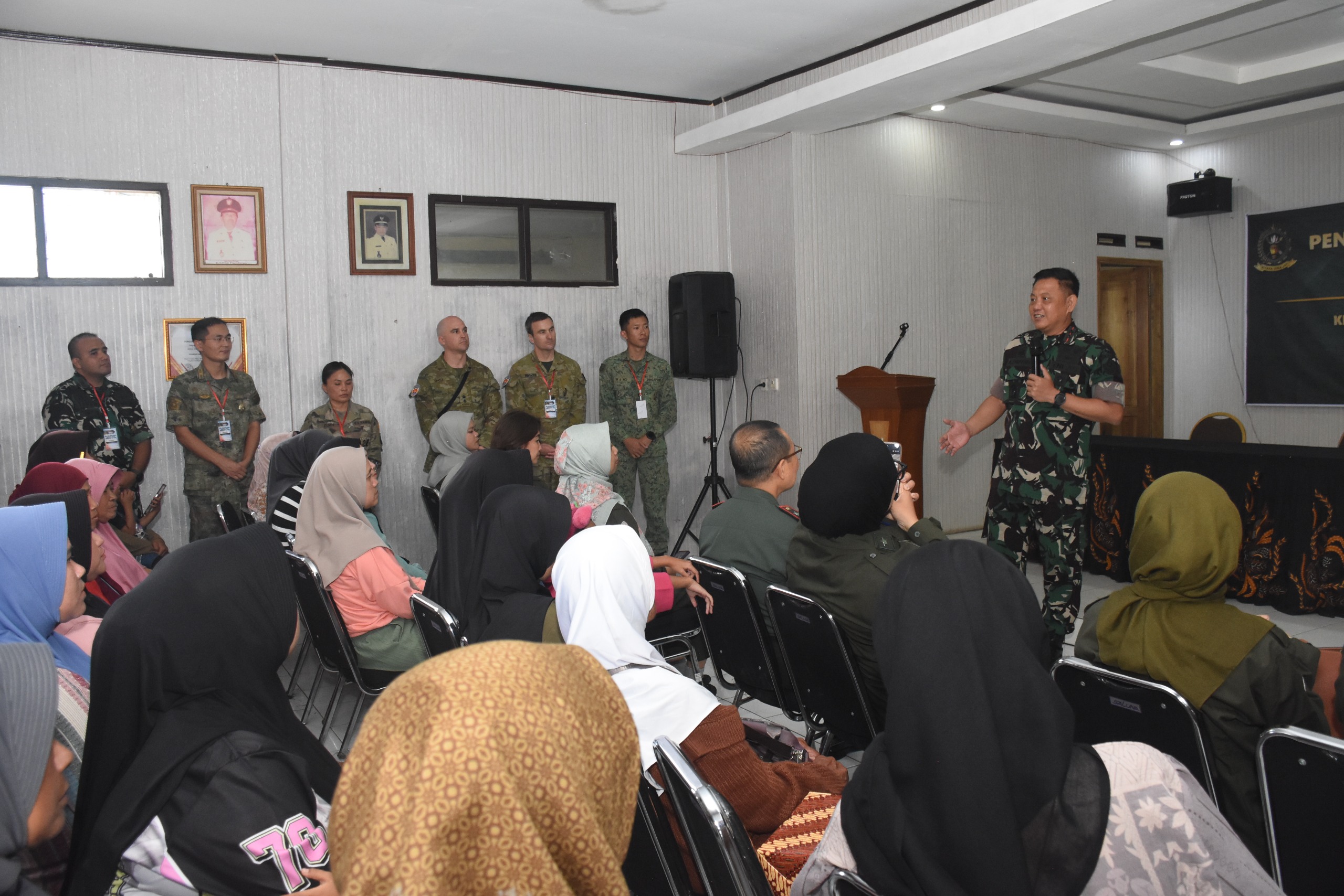 Komandan Seskoad Mayjen TNI Dr. Agustinus Purboyo, S.I.P., M.Tr.(Han). meninjau pelaksanaan Kuliah Kerja Lapangan (KKL) Wilayah Pertahanan, Bandung Barat. (BeritaNasional/Elvis/HO Dispenad)