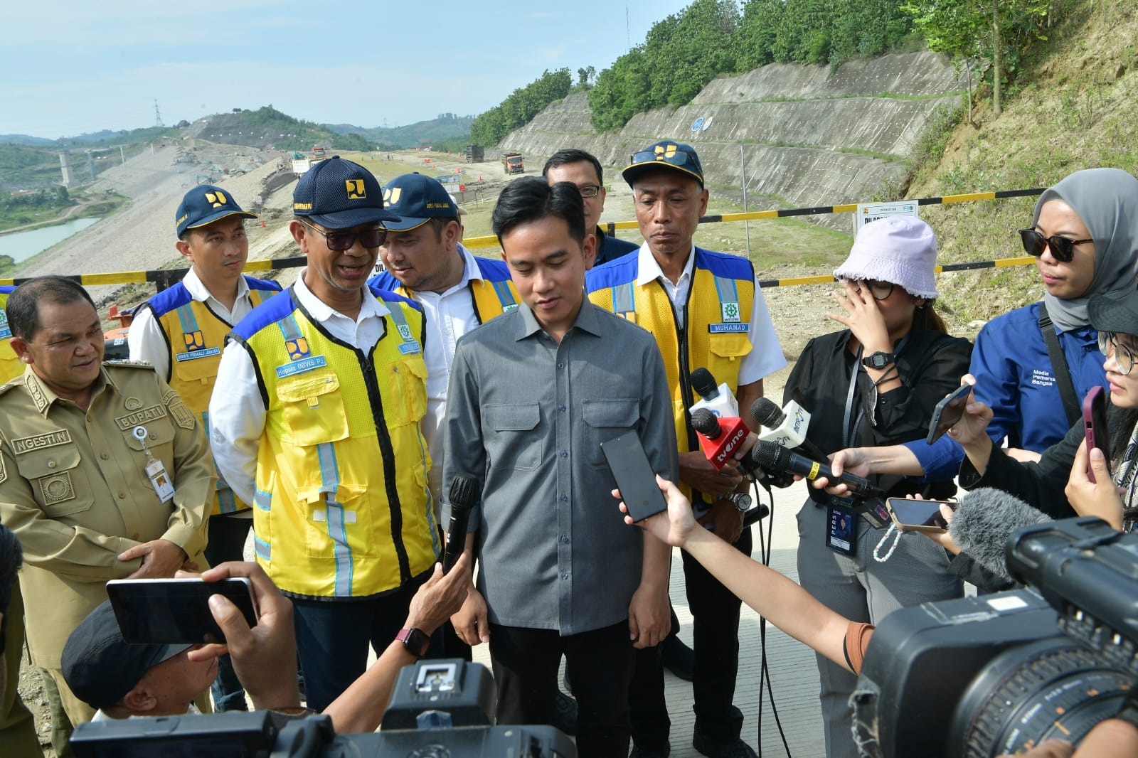 Wapres Gibran Rakabuming meninjau pembangunan Bendungan Jragung di Candirejo, Kabupaten Semarang, Jawa Tengah. (BeritaNasional/Elvis/HO Setwapres)
