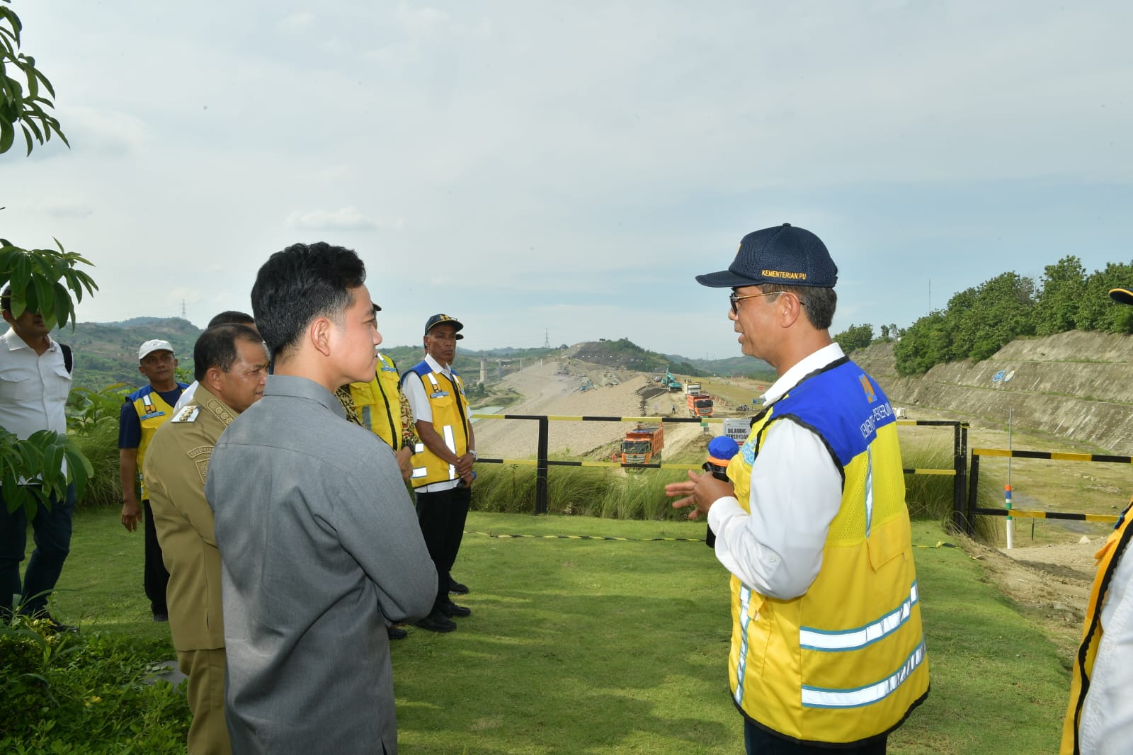 Wapres Gibran Rakabuming meninjau pembangunan Bendungan Jragung di Candirejo, Kabupaten Semarang, Jawa Tengah. (BeritaNasional/Elvis/HO Setwapres)