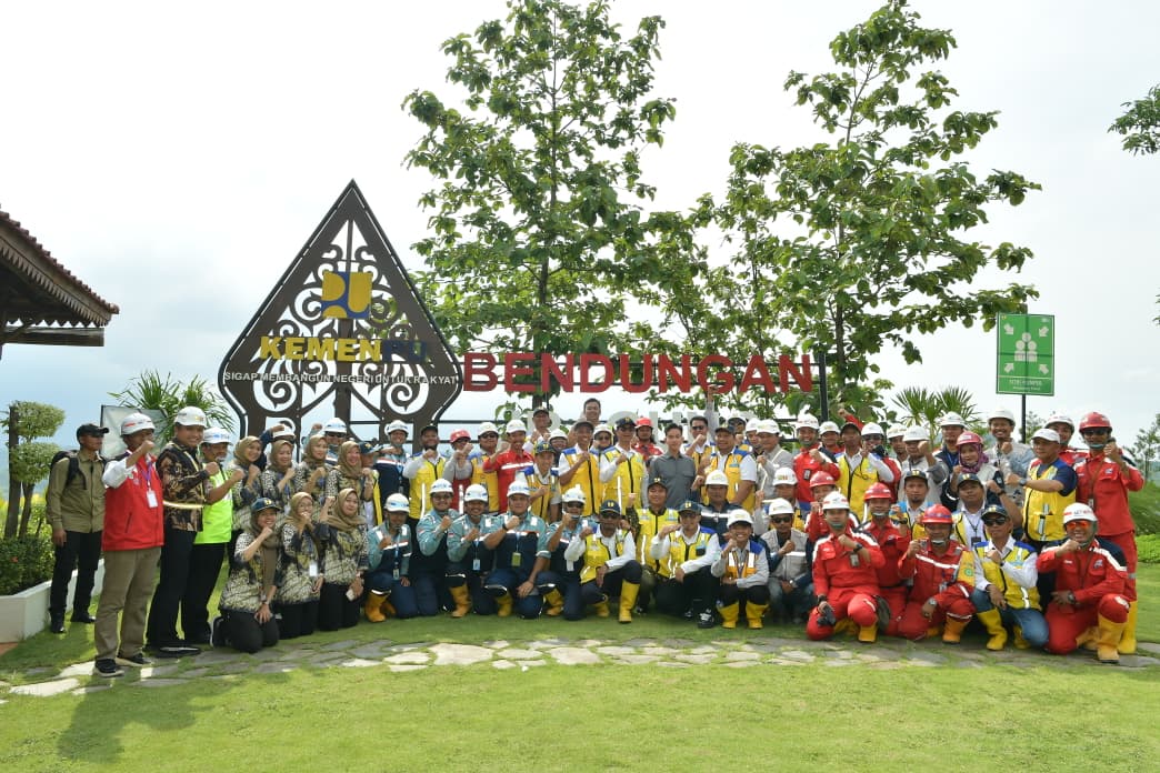 Wapres Gibran Rakabuming meninjau pembangunan Bendungan Jragung di Candirejo, Kabupaten Semarang, Jawa Tengah. (BeritaNasional/Elvis/HO Setwapres)