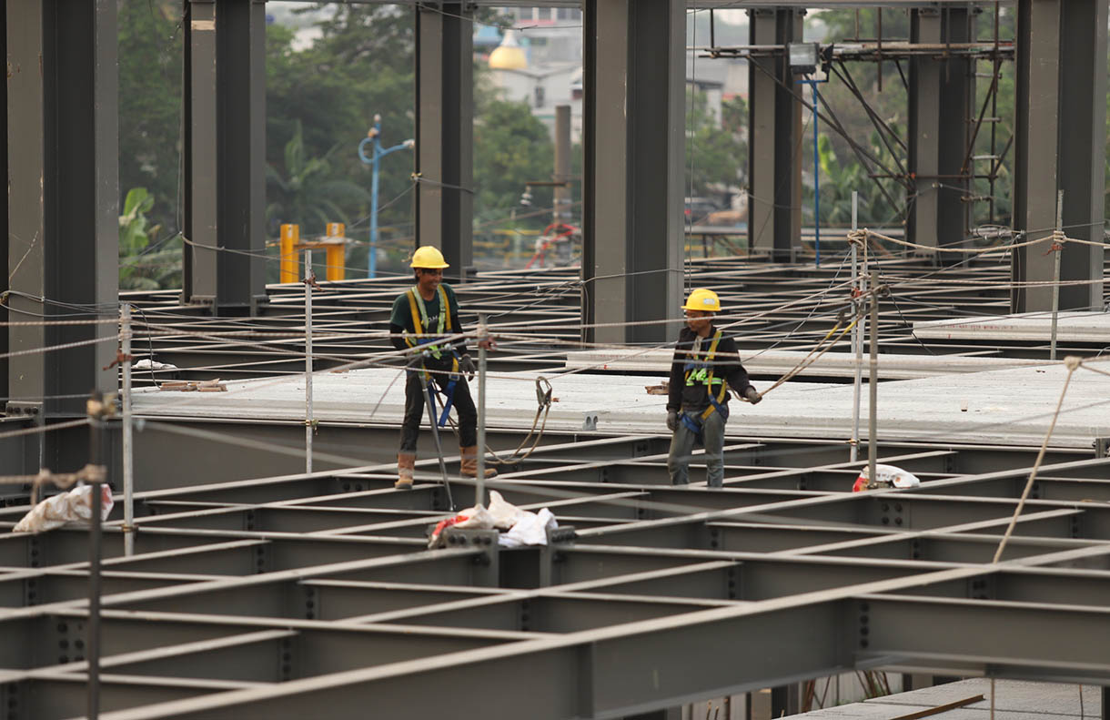 Suasana proyek perluasan Stasiun KA Tanah Abang terlihat dari gedung Pasar Tanah Abang di Jakarta, Rabu (30/10/2024).(BeritaNasional.com/Oke Atmaja)