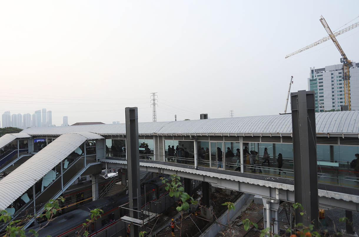 Suasana proyek perluasan Stasiun KA Tanah Abang terlihat dari gedung Pasar Tanah Abang di Jakarta, Rabu (30/10/2024).(BeritaNasional.com/Oke Atmaja)