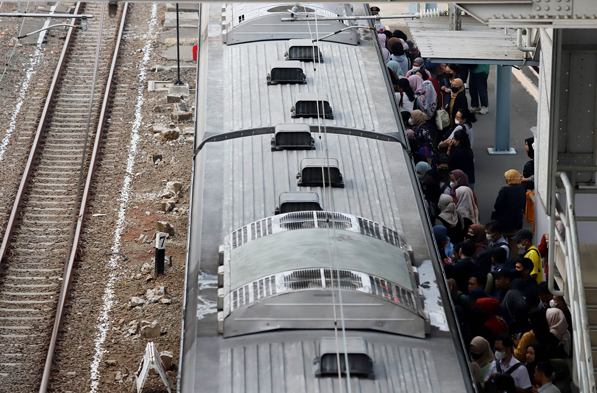 Suasana proyek perluasan Stasiun KA Tanah Abang terlihat dari gedung Pasar Tanah Abang di Jakarta, Rabu (30/10/2024).(BeritaNasional.com/Oke Atmaja)