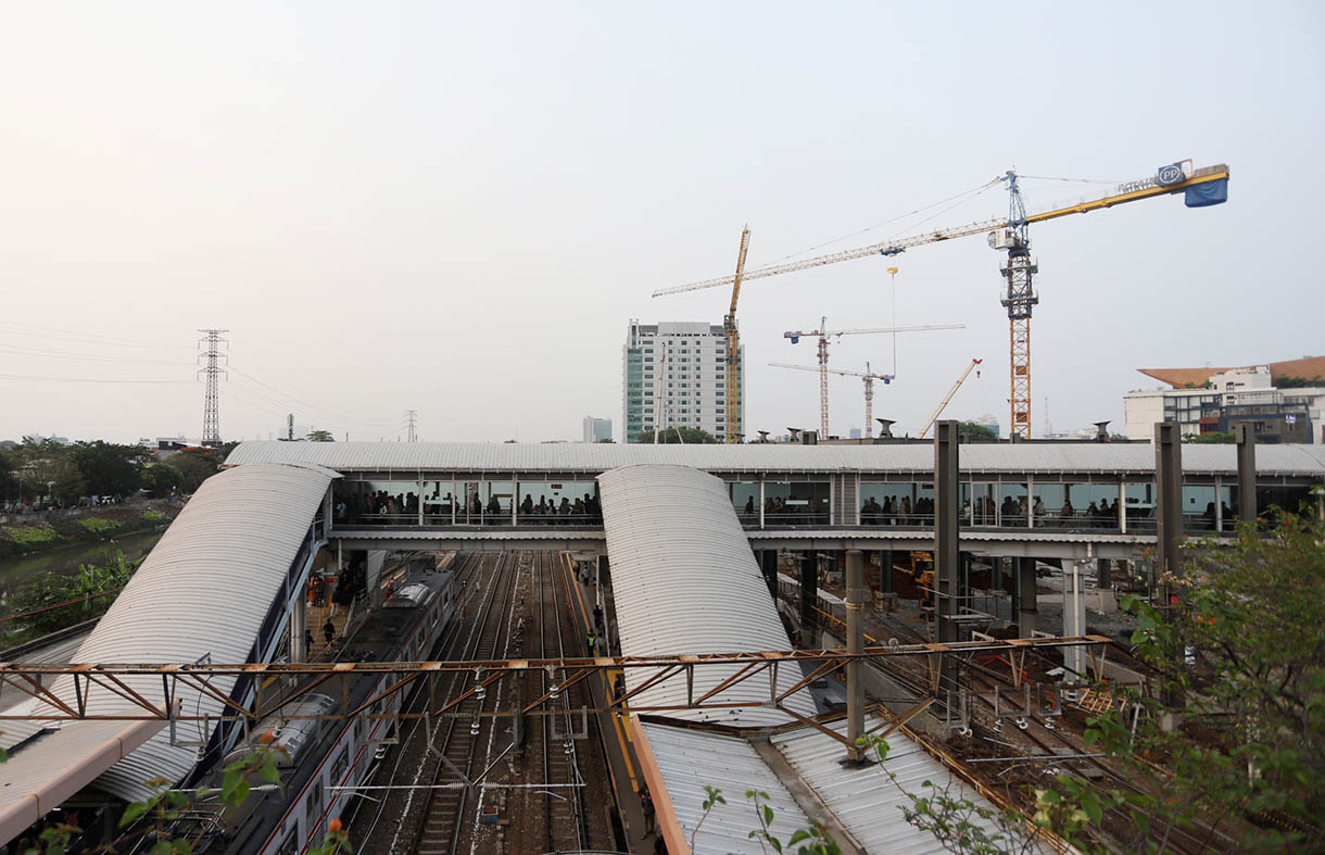 Suasana proyek perluasan Stasiun KA Tanah Abang terlihat dari gedung Pasar Tanah Abang di Jakarta, Rabu (30/10/2024).(BeritaNasional.com/Oke Atmaja)