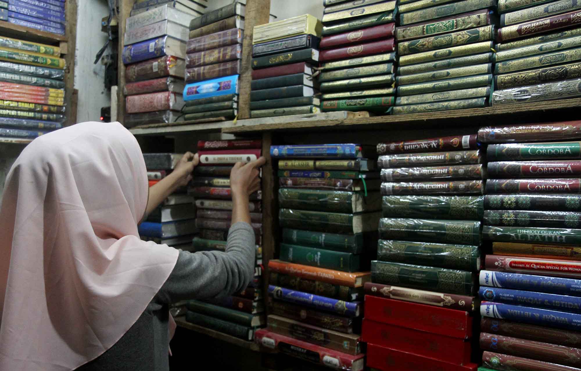 Pekerja menata Al Quran di toko buku kawasan kwitang,Jakarta,Kamis (14/3). (Sinarharapan.com/Oke Atmaja)