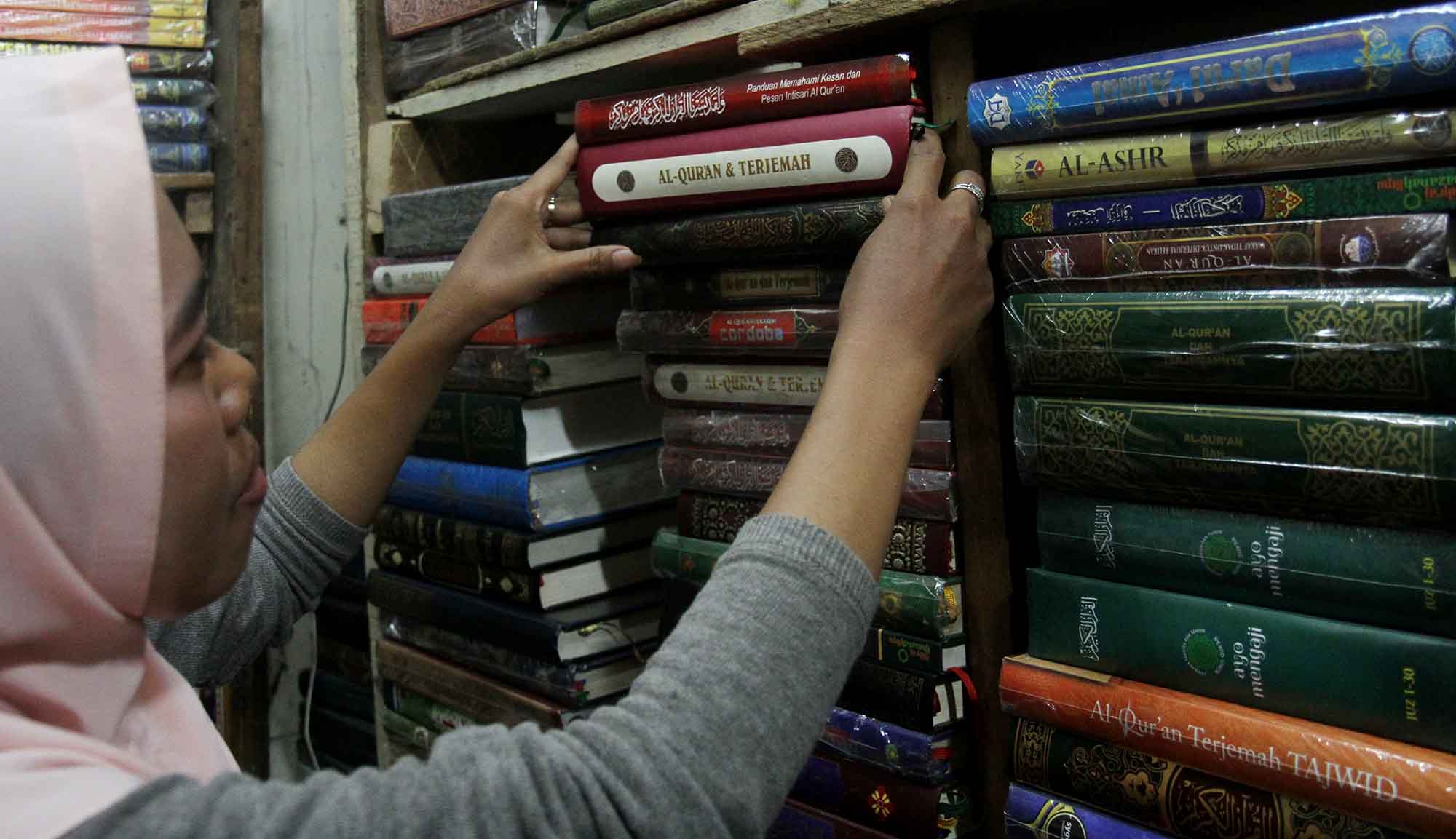 Pekerja menata Al Quran di toko buku kawasan kwitang,Jakarta,Kamis (14/3). (Sinarharapan.com/Oke Atmaja)