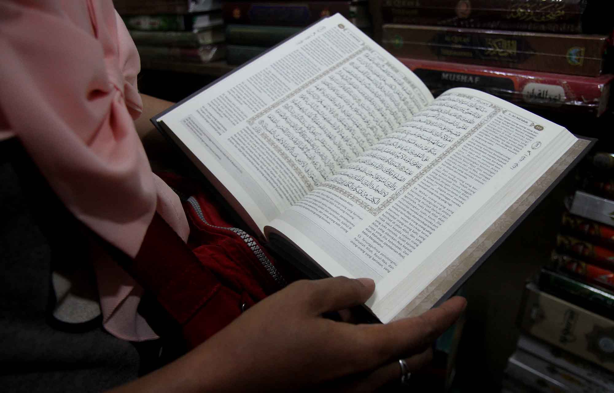 Pekerja menata Al Quran di toko buku kawasan kwitang,Jakarta,Kamis (14/3). (Sinarharapan.com/Oke Atmaja)