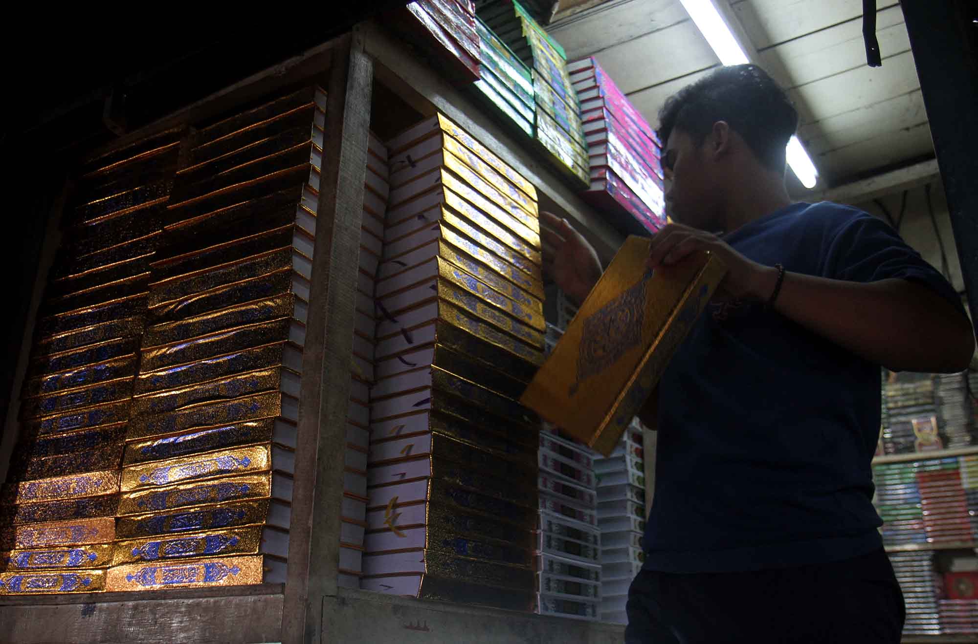 Pekerja menata Al Quran di toko buku kawasan kwitang,Jakarta,Kamis (14/3). (Sinarharapan.com/Oke Atmaja)