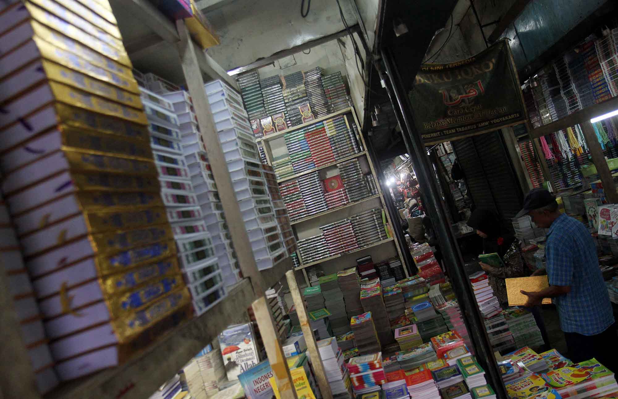 Pekerja menata Al Quran di toko buku kawasan kwitang,Jakarta,Kamis (14/3). (Sinarharapan.com/Oke Atmaja)