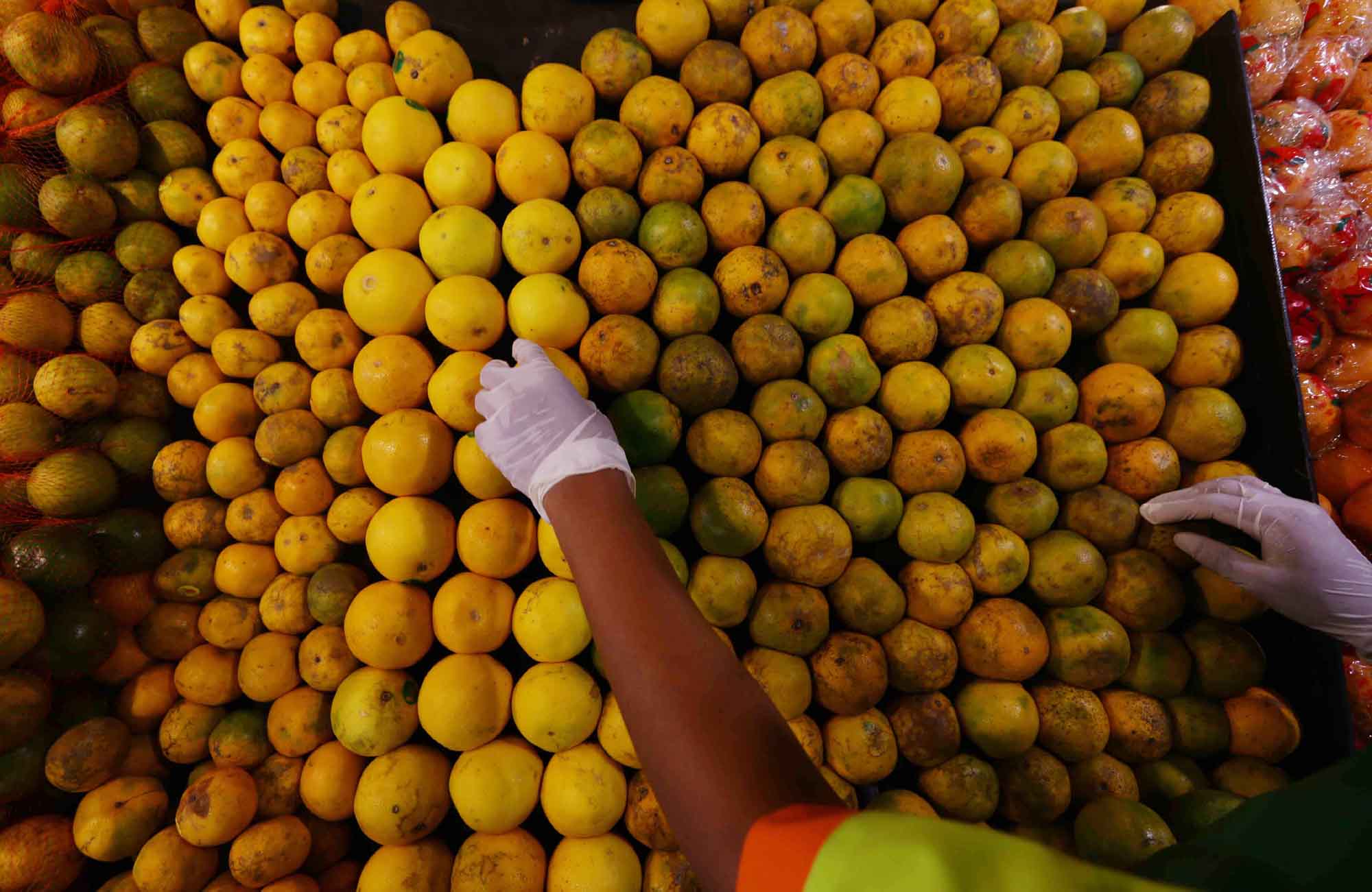 Pegawai menata buah di salah satu pusat perbelanjaan,Jakarta, Minggu (9/3/2025)  (Beritanasional.com/Oke Atmaja)