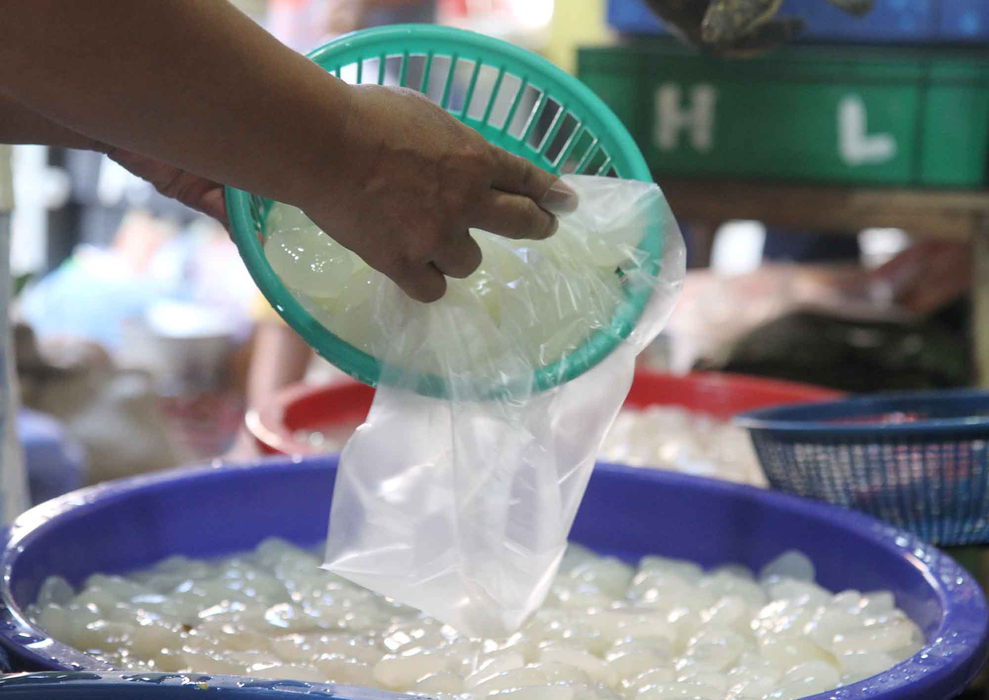 Pedagang menata kolang kaling di Pasar Senen, Jakarta, Selasa (3/3/2026). (Beritanasional.com/Oke Atmaja)