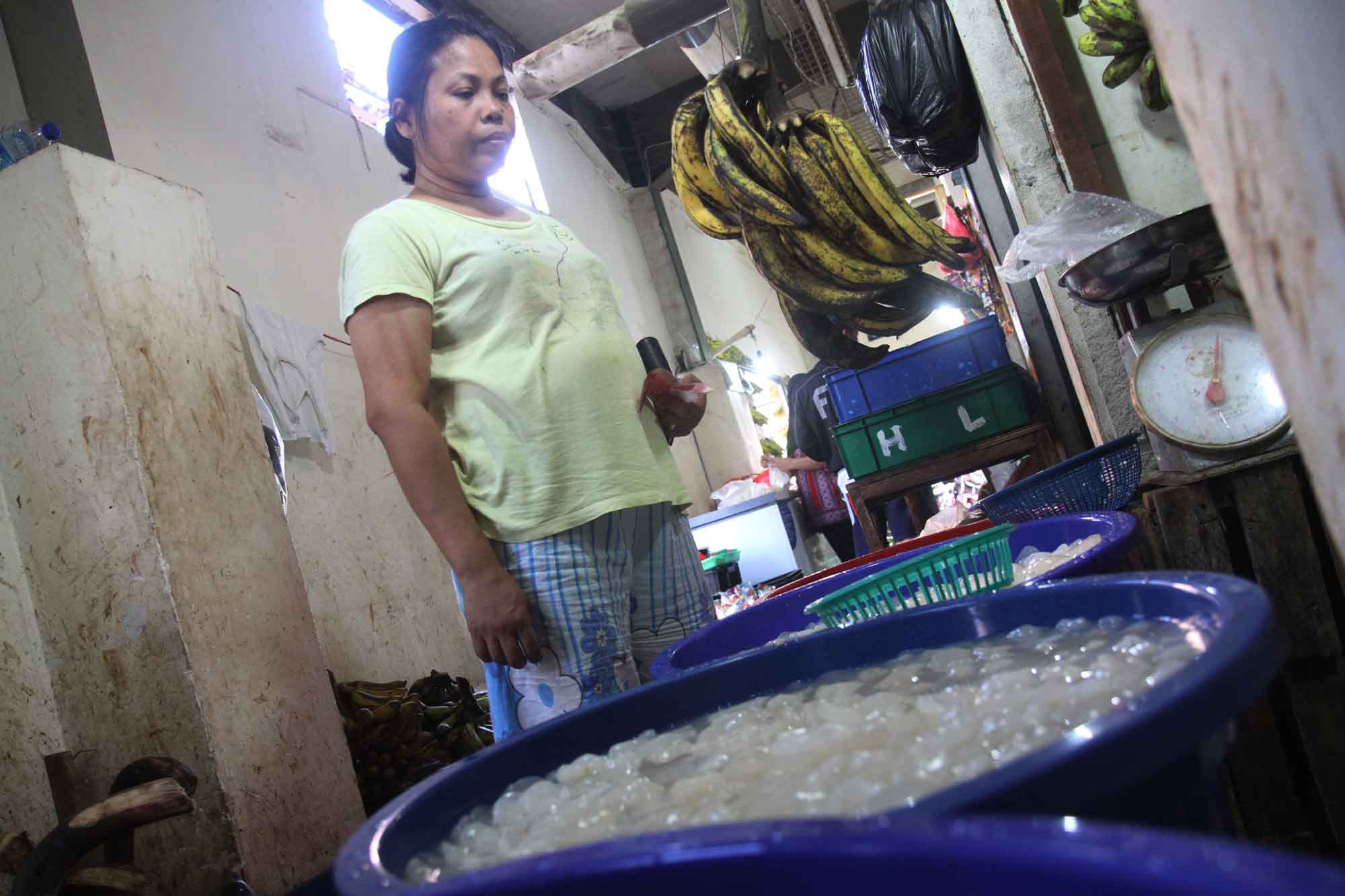 Pedagang menata kolang kaling di Pasar Senen, Jakarta, Selasa (3/3/2026). (Beritanasional.com/Oke Atmaja)