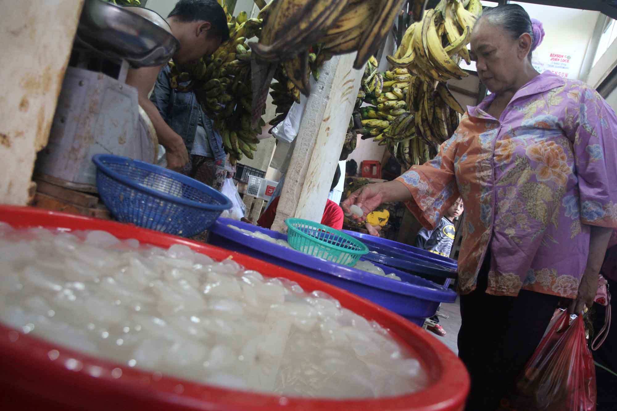 Pedagang menata kolang kaling di Pasar Senen, Jakarta, Selasa (3/3/2026). (Beritanasional.com/Oke Atmaja)