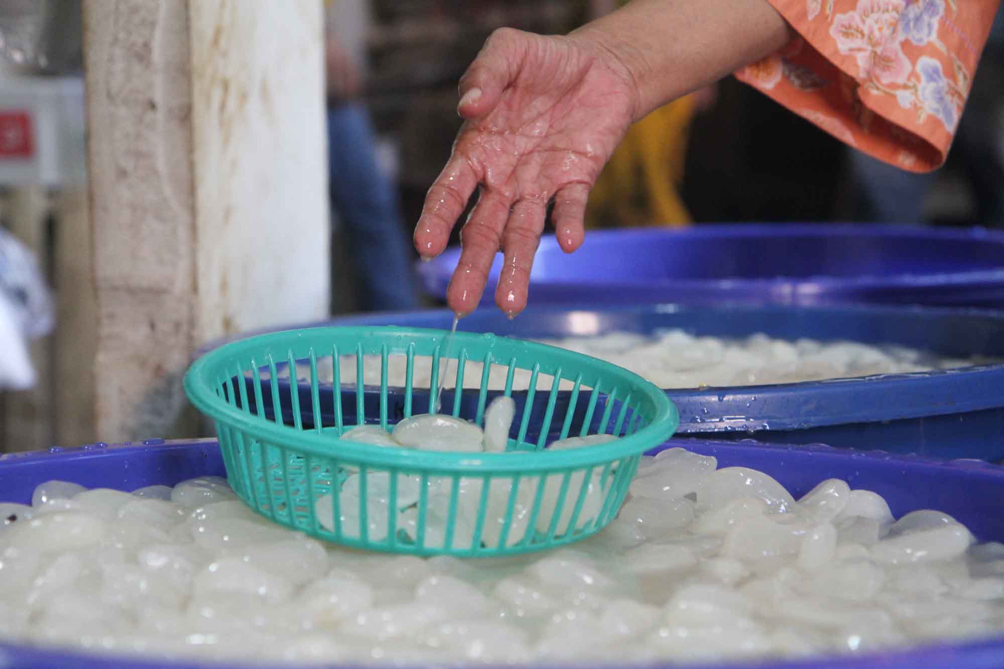 Pedagang menata kolang kaling di Pasar Senen, Jakarta, Selasa (3/3/2026). (Beritanasional.com/Oke Atmaja)