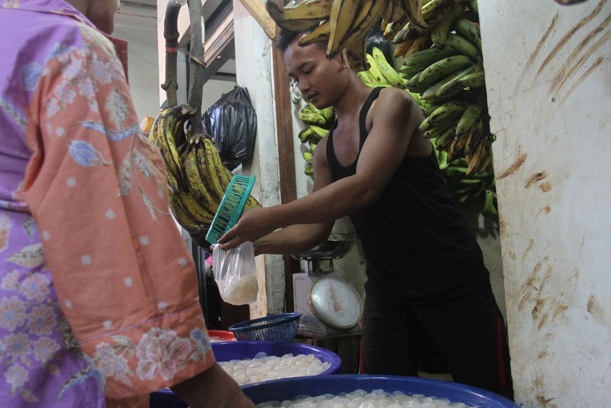 Pedagang menata kolang kaling di Pasar Senen, Jakarta, Selasa (3/3/2026). (Beritanasional.com/Oke Atmaja)