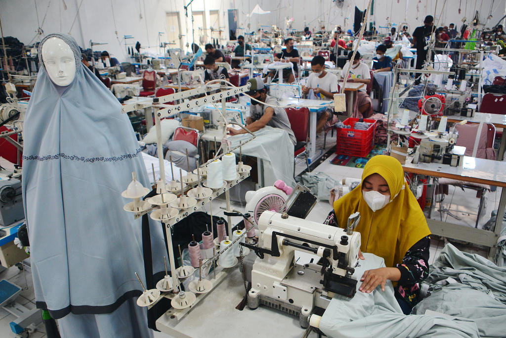 Industri pembuat Mukena di Depok. (BeritaNasional/Elvis Sendouw)