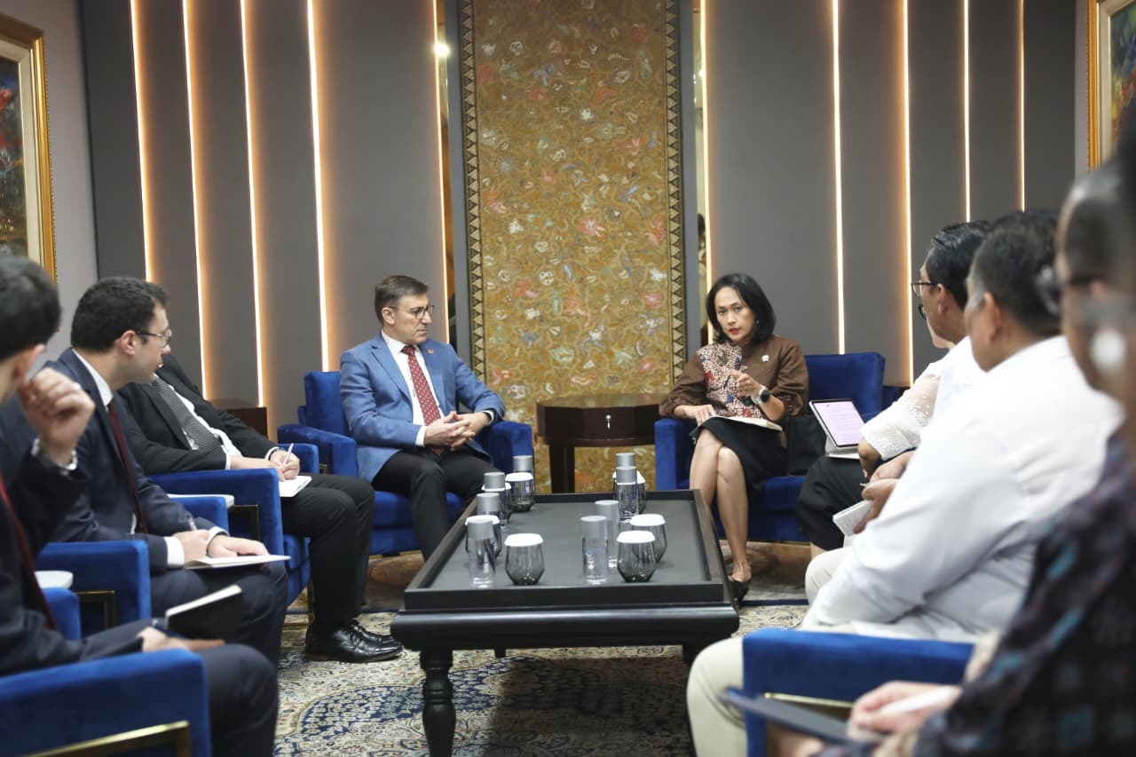 Wakil Menteri Pelindungan Pekerja Migran Indonesia (Wamen P2MI), Christina Aryani, gelar pertemuan bersama Duta Besar Turki untuk Indonesia, Talip Küçükcan, serta Dirjen Amerika dan Eropa Kementerian Luar Negeri (Kemlu), Grata Endah Werdaningtyas, di Kantor Kemenlu. (BeritaNasional/Elvis/HO P2MI)