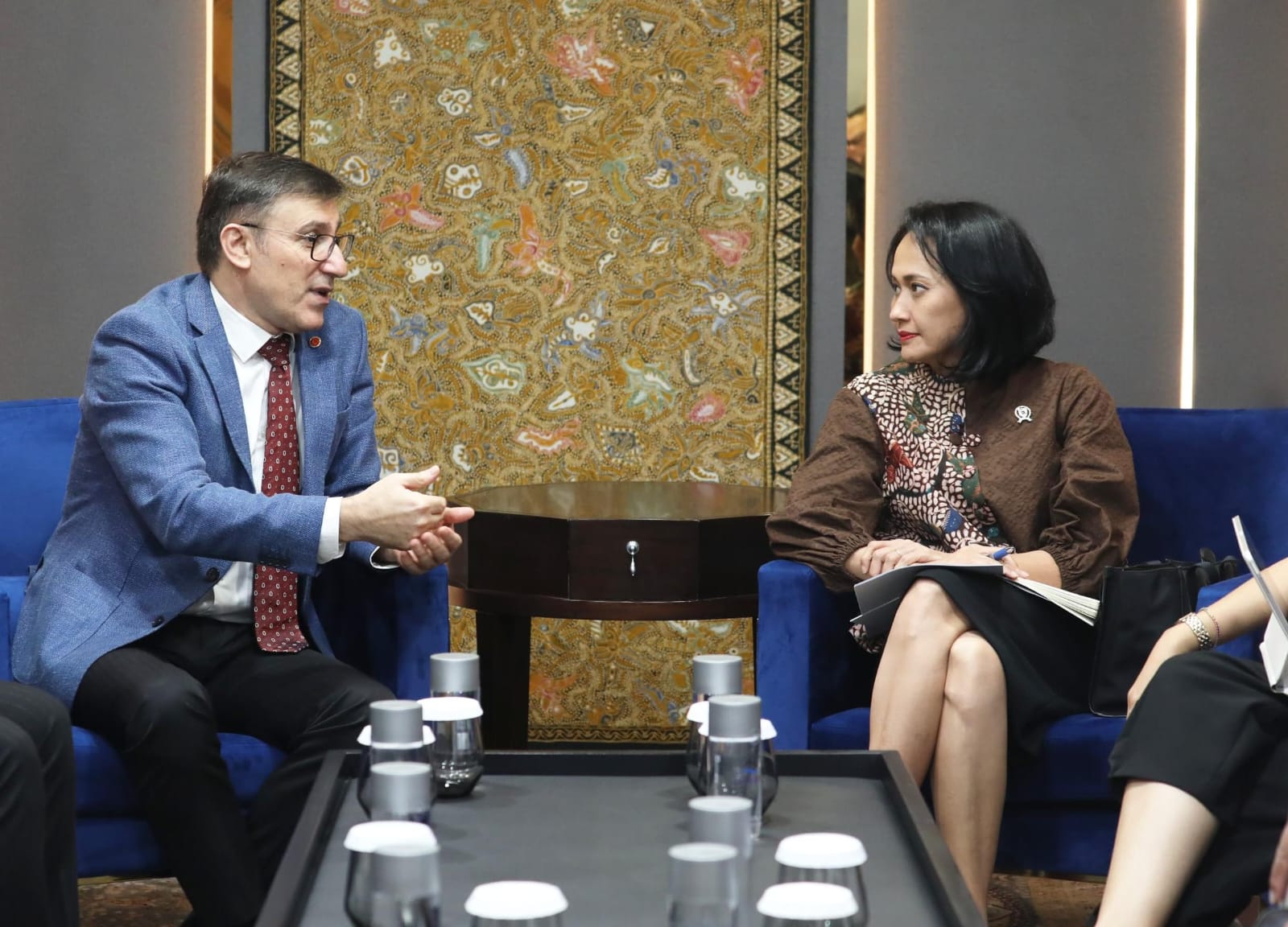 Wakil Menteri Pelindungan Pekerja Migran Indonesia (Wamen P2MI), Christina Aryani, gelar pertemuan bersama Duta Besar Turki untuk Indonesia, Talip Küçükcan, serta Dirjen Amerika dan Eropa Kementerian Luar Negeri (Kemlu), Grata Endah Werdaningtyas, di Kantor Kemenlu. (BeritaNasional/Elvis/HO P2MI)