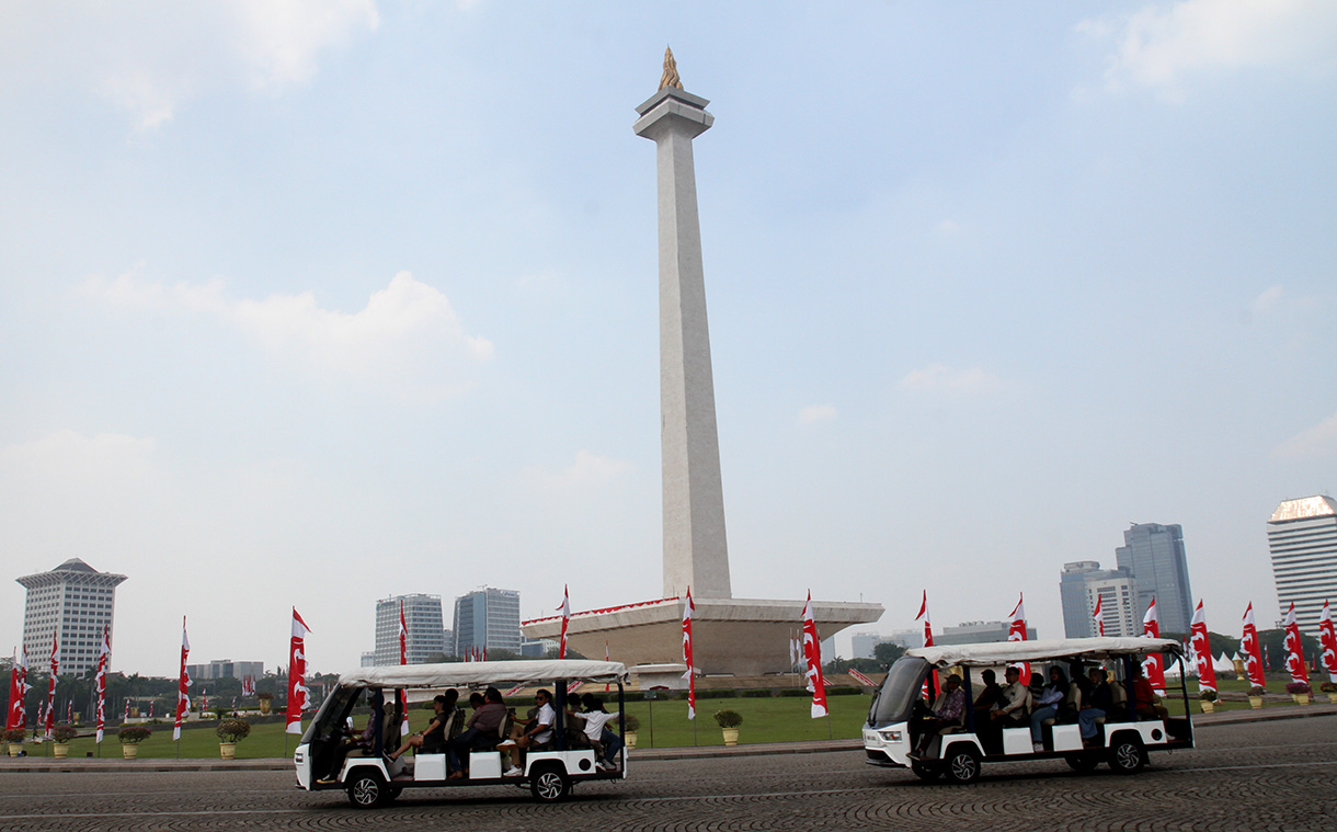 Wisatawan berkunjung di kawasan Monumen Nasional (Monas), Jakarta, Sabtu(17/8/2024).(BeritaNasional.com/ Oke Atmaja)