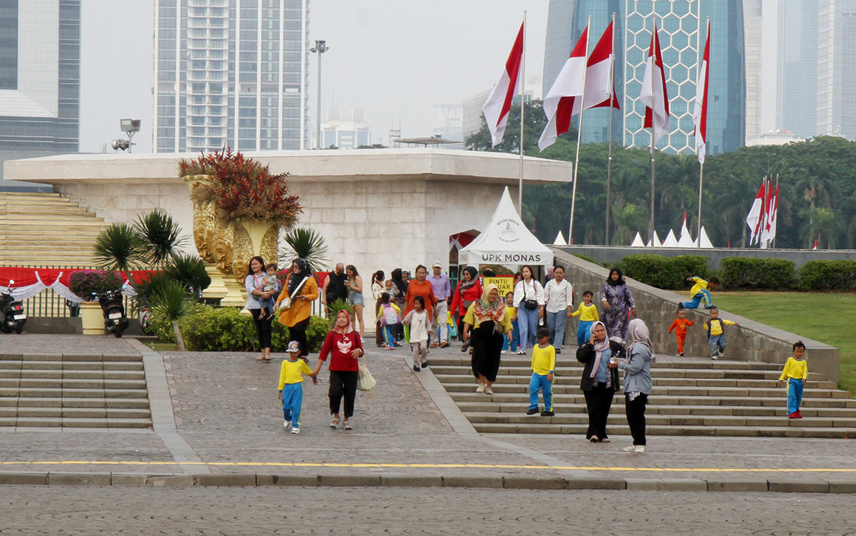 Wisatawan berkunjung di kawasan Monumen Nasional (Monas), Jakarta, Sabtu(17/8/2024).(BeritaNasional.com/ Oke Atmaja)