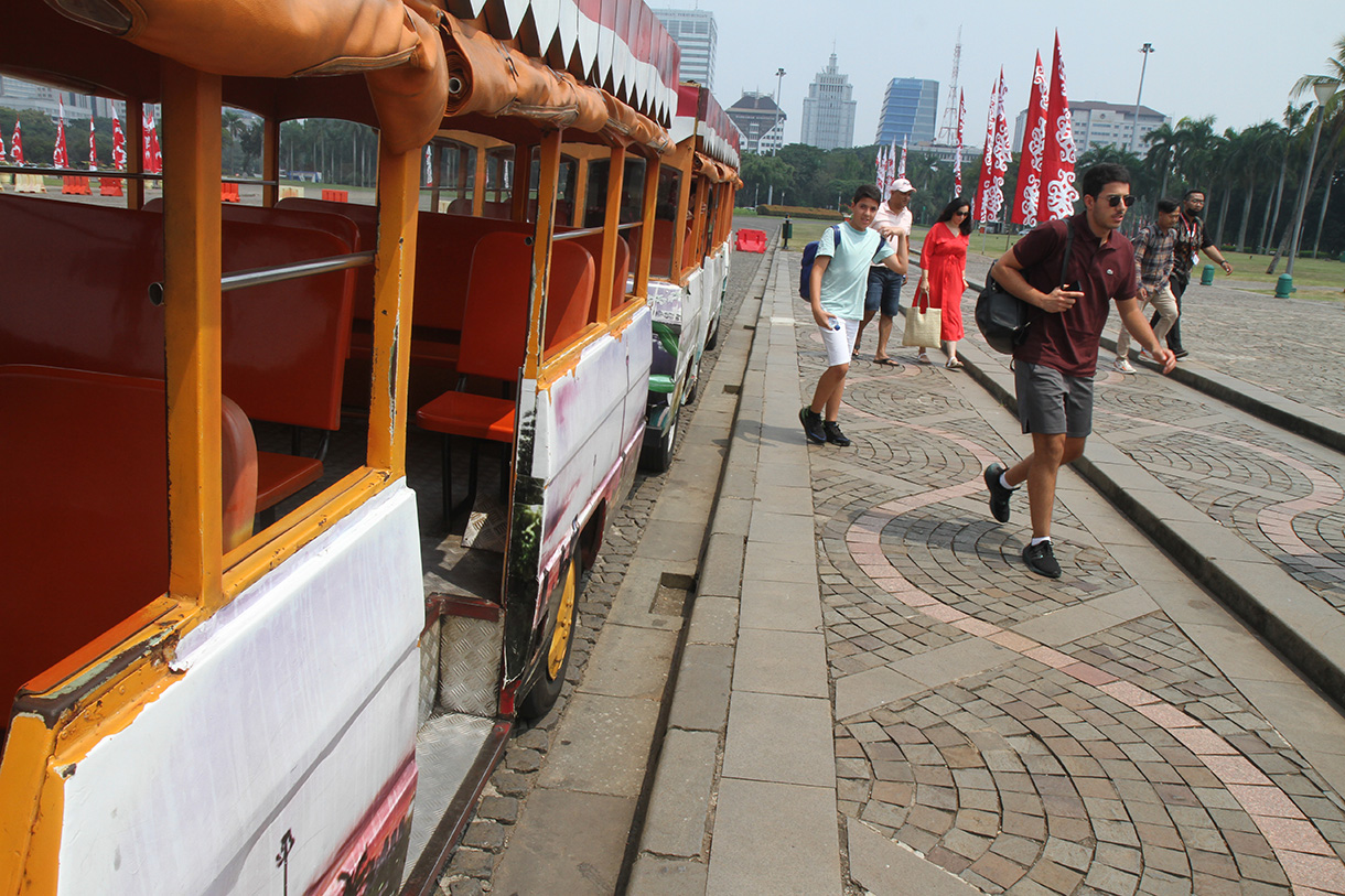 Wisatawan berkunjung di kawasan Monumen Nasional (Monas), Jakarta, Sabtu(17/8/2024).(BeritaNasional.com/ Oke Atmaja)